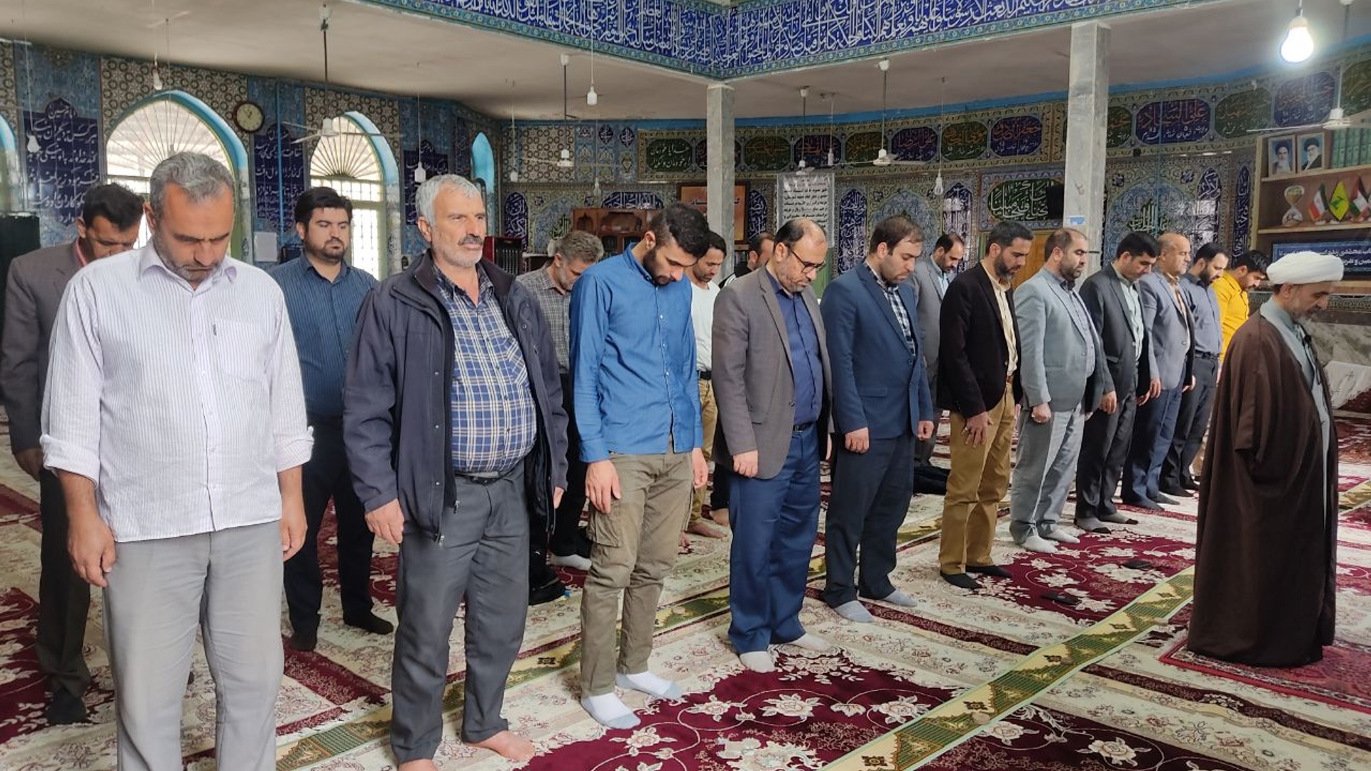 🔼 حضور فرماندار، معاون فرماندار، بخشدار بخش مرکزی، کارشناسان فرمانداری و جمعی از مسئولین در جمع نمازگزاران
