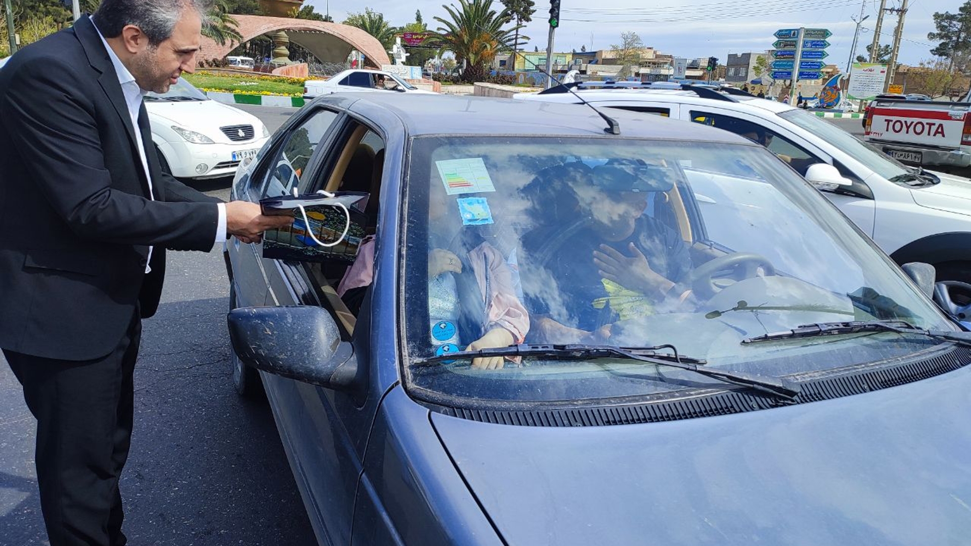 آیین استقبال از مسافران نوروزی همزمان با نخستین روز سال ۱۴۰۲