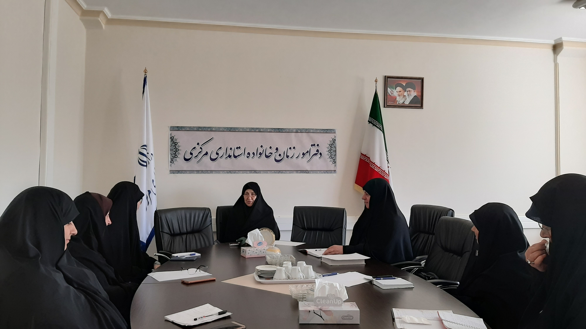 نشست هسته هیات اندیشه ورز به ریاست سرکارخانم مفتح زاده مدیر کل امور  زنان وخانواده استانداری پیرامون ارائه گزارش عملکرد کارگروه ها و ارائه راهکار اجرای طرح های پیشنهادی مطرح شده درمحل دفتر برگزار گردید .  ١٤٠٢-٠١-١٠