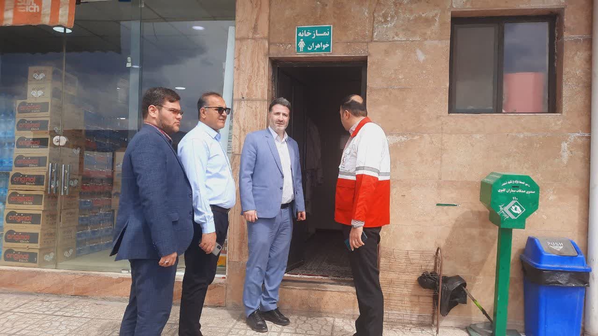 بازدید حسنی معاون هماهنگی امور عمرانی فرماندار ساوه به همراه رئیس جمعیت هلال احمر و  راهداری وحمل ونقل جاده ای از مجتمع های خدمات رفاهی در  محورهای مواصلاتی شهرستان ساوه