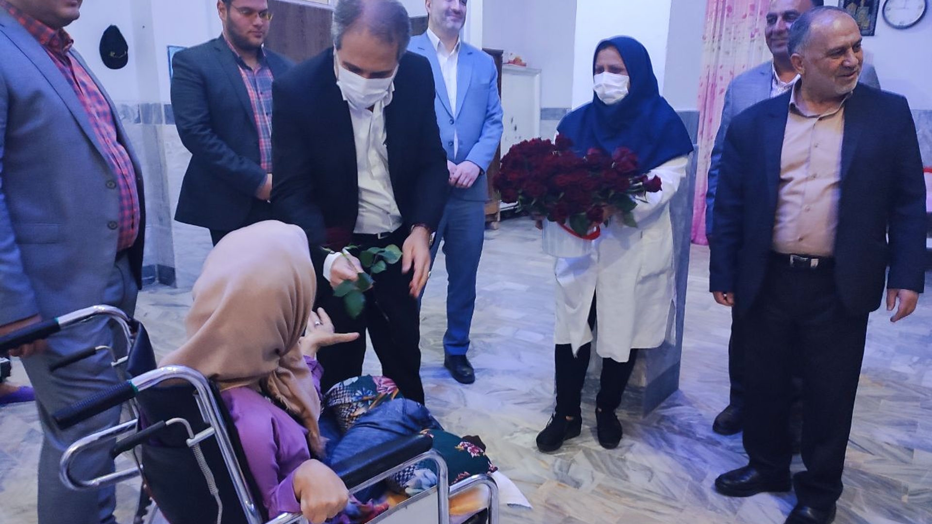 حضور مهدی الیاسی معاون استاندار و فرماندار ویژه شهرستان ساوه به همراه حسنی معاون هماهنگی امور عمرانی فرماندار و خوشخو مسئول بسیج اداری و مسئولین و خیرین مربوطه در آسایشگاه بانو سمیه ساوه