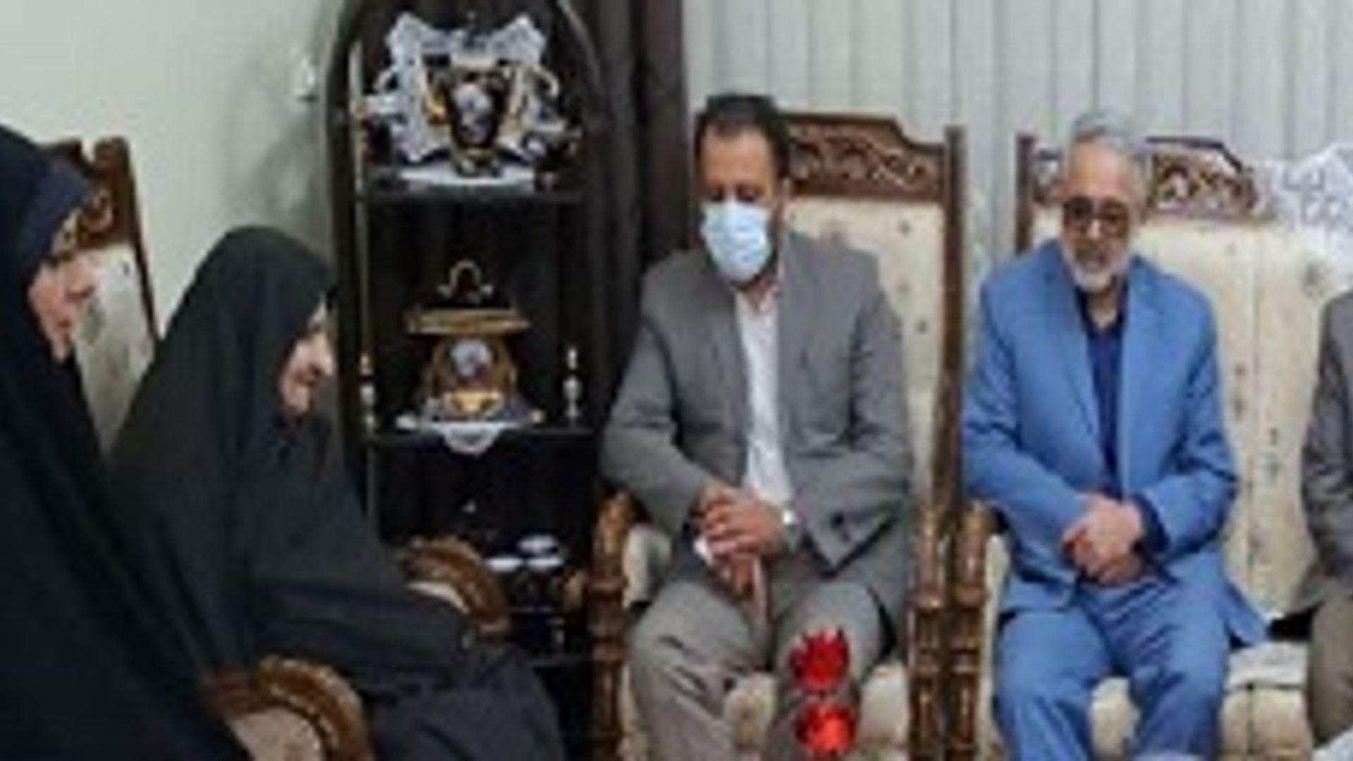 دیدار معاون فرماندار با خانواده شهید امیری در شهر شازند