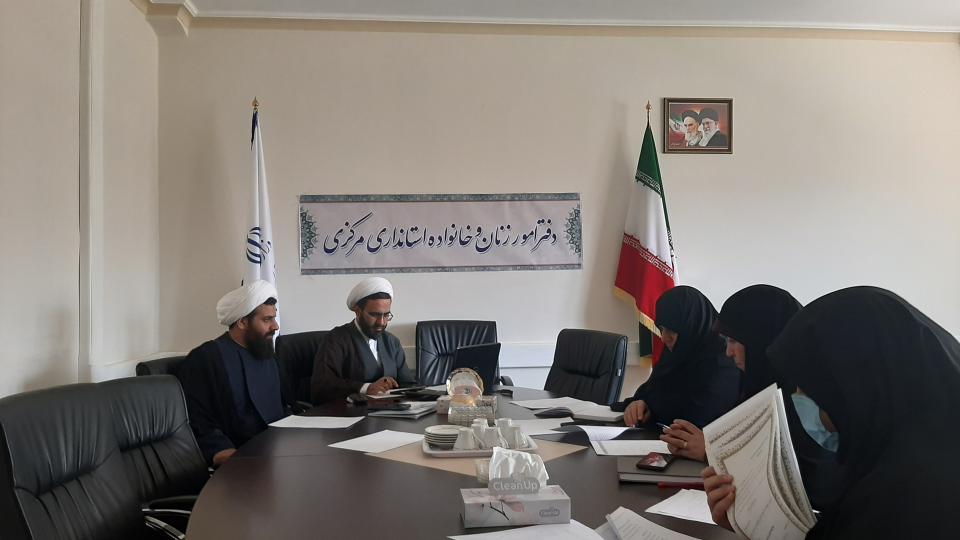 شرکت در جلسه ویدئو کنفرانسی رویداد جایزه ملی جوانی جمعیت درمعیت حجت الاسلام گودرزی و حجت الاسلام عسگری و سرکار خانم مفتح زاده  مدیرکل امور زنان وخانواده استانداری و معاون دفتر و کارشناس جمعیت  در  محل  دفتر  امور  زنان  وخانواده  برگزار  گردید  .   ١٤٠٢-٠١-١٥