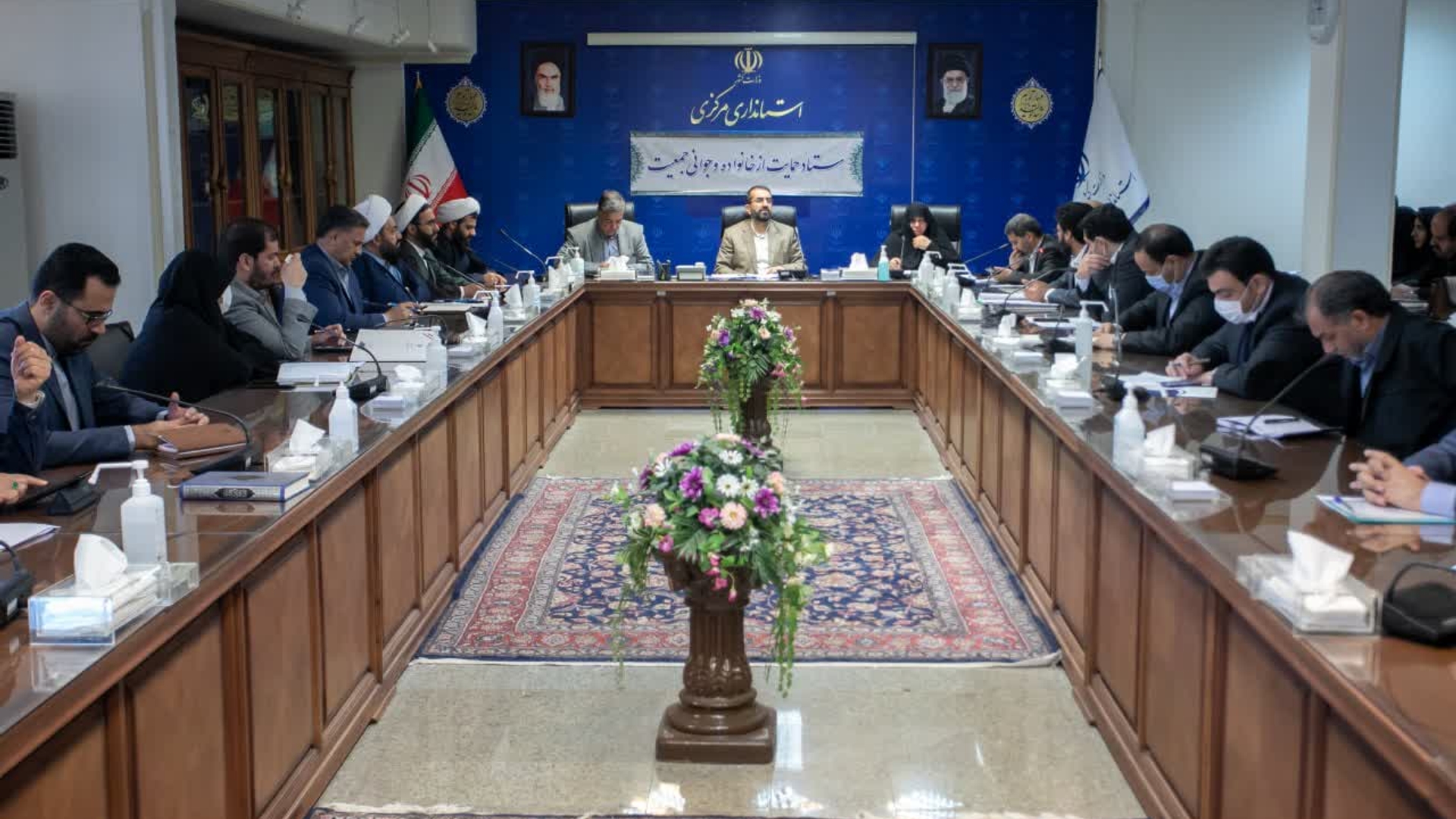 اولین جلسه ستاد حمایت ازخانواده و جوانی جمعیت استان در سال  ١٤٠٢به ریاست آقای نظری معاون سیاسی ،امنیتی و اجتماعی استانداری و حضور  حجت الاسلام و المسلمین گودرزی عضو ستاد ملی جمعیت مدیران عضو ستاد و اعضای ستاد مردمی  جمعیت  استان با دستور کارهای  بررسی  مصوبات  جلسه قبل و بررسی وضعیت حضور مدیران درجلسات سال گذشته و تشریح چگونگی انجام رویداد جایزه ملی جمعیت  و...در محل سالن جلسات امیر کبیر برگزارگردید  .   ١٤٠٢-٠١-١٥