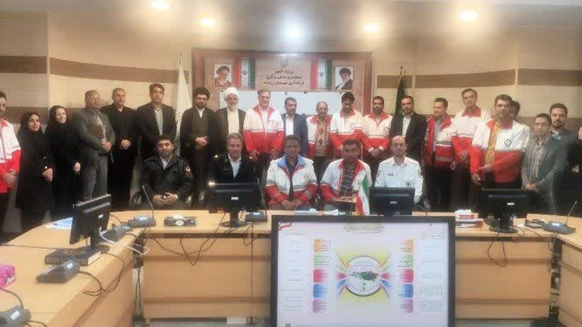 اهدا حکم جناب آقای فیاضی رئیس جمعیت هلال احمر شهرستان