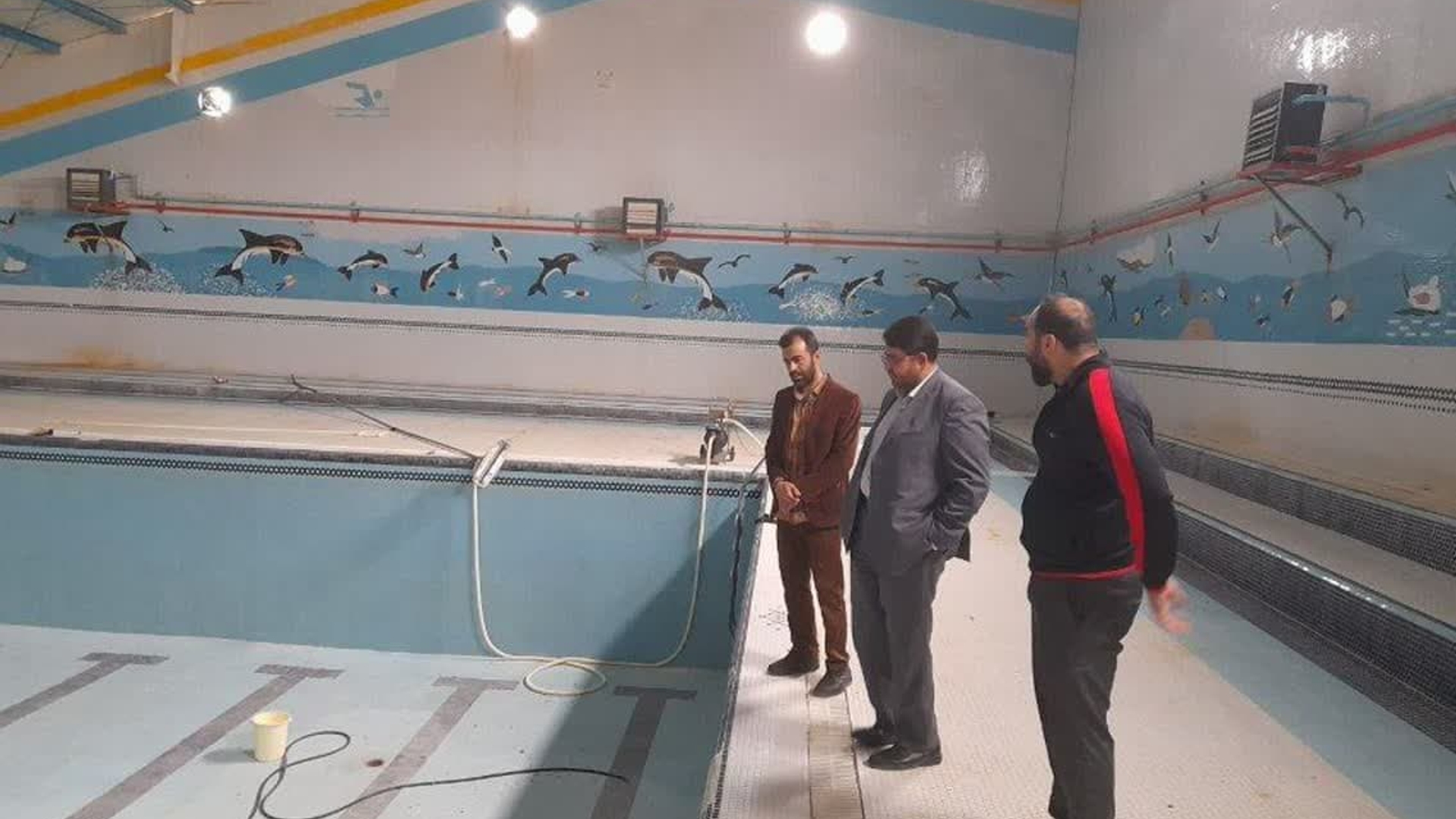 درپی اعلام واعتراض درفضای مجازی شهرستان مبنی بر تعطیلی ۲ ماهه استخر شهر تفرش امروز فرماندار شهرستان تفرش از استخر ۷ تیر شهرستان تفرش بازدید کرد و با پیگیری فرماندار از اداره کل ورزش استان مقررگردید ظرف هفته آینده معاونت فنی اداره کل از استخر بازدید و نسبت به رفع مشکل اقدام نماید