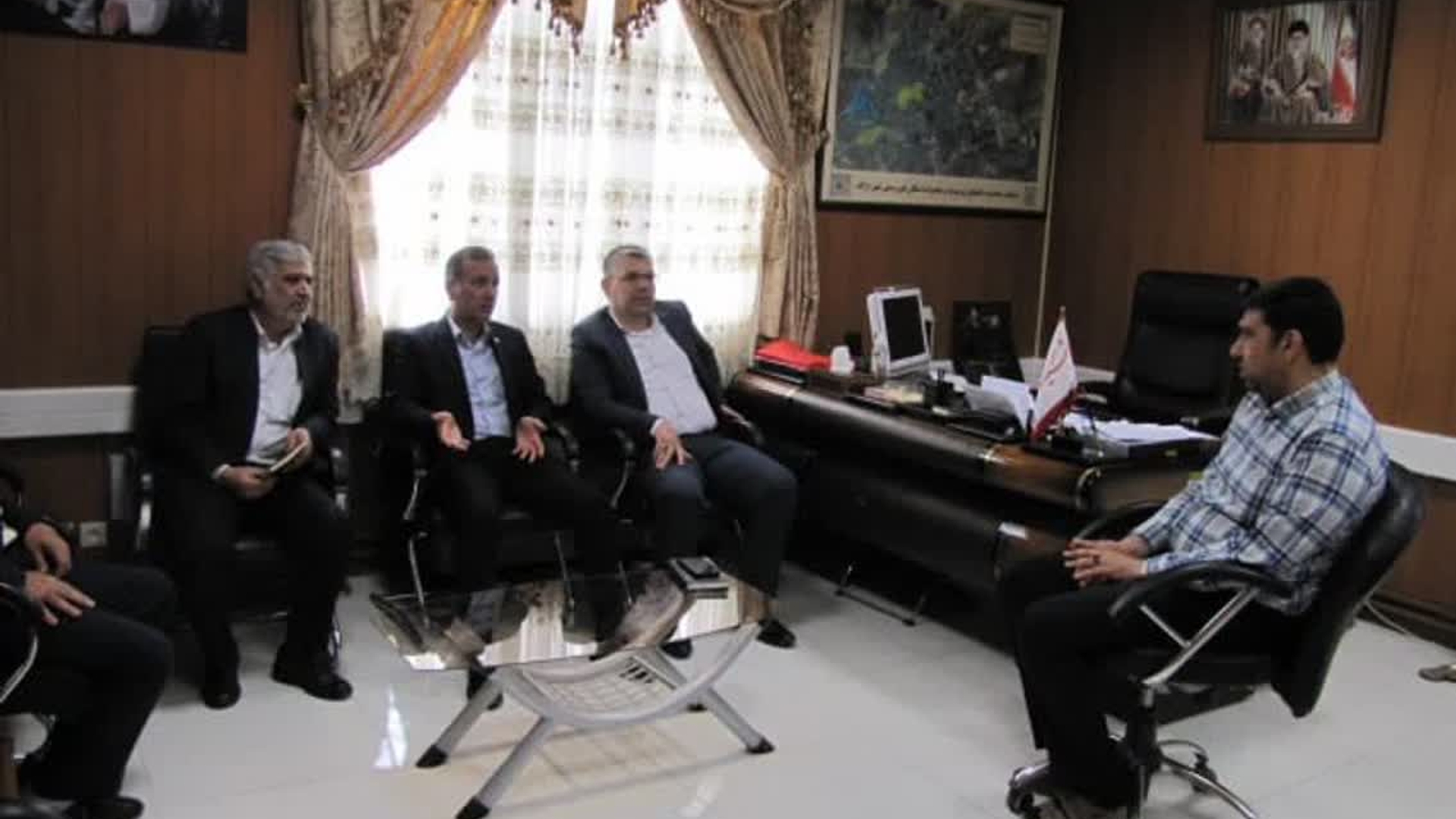 حضور عباسی مدیر آب وفاضلاب استان به همراه معاونین شرکت آبفا در دفتر فرماندار اراک ودیدار وگفتگو در خصوص مسائل ومشکلات شرکت آب وفاضلاب استان مرکزی وشهرستان اراک