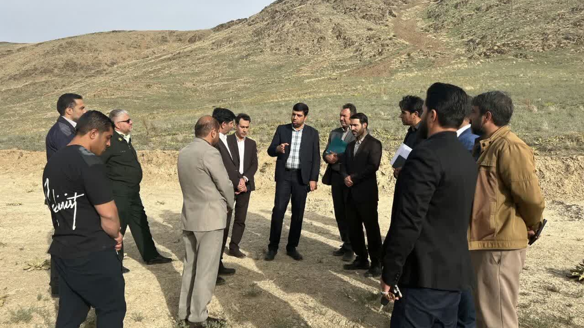 بازدید  هادی فرماندار اراک  به همرااه  درودگررئس  دادگستری مرکز استان . قدیری بخشدار مرکزی . فرهادی رییس جهاد کشاورزی شهرستان. یارمحمدی ریاست  اموراراضی شهرستان اراک.  رفیعی رییس برق شهرستان .رییس  آب منطقه ای   مهندس ظهیری .جناب سرهنگ معیریان فرماندهی شهرستان اراک.  از مشکلات روستایی حسین آباددر خصوص ساخت سازهای غیر مجاز ….