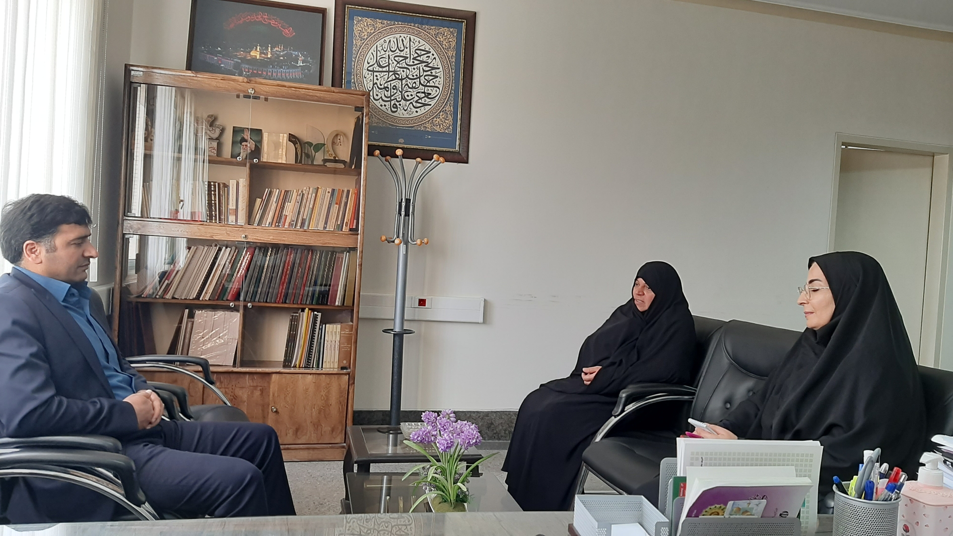 دیدار مدیر کل امور زنان وخانواده استانداری با آقای احدی شهردار خنداب و مسئول روابط عمومی شهرداری در خصوص تبلیغات محیطی و انجام دوره های آموزشی با هدف هوشیار سازی و تربیت کنشگر جمعیت در محل دفتر امور  زنان وخانواده استانداری انجام شد .   ١٤٠٢-٠١-٢١