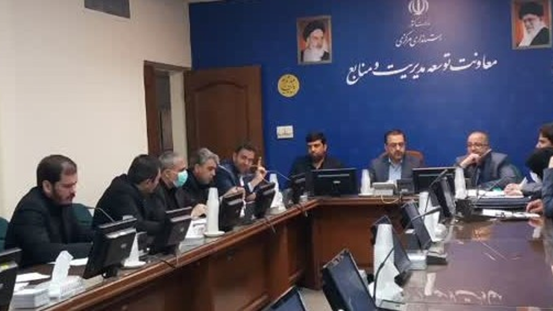 جلسه کمیسیون ماده 11 قانون هوای پاک به ریاست میرزاخانی معاون هماهنگی امور اقتصادی و توسعه منطقه ای