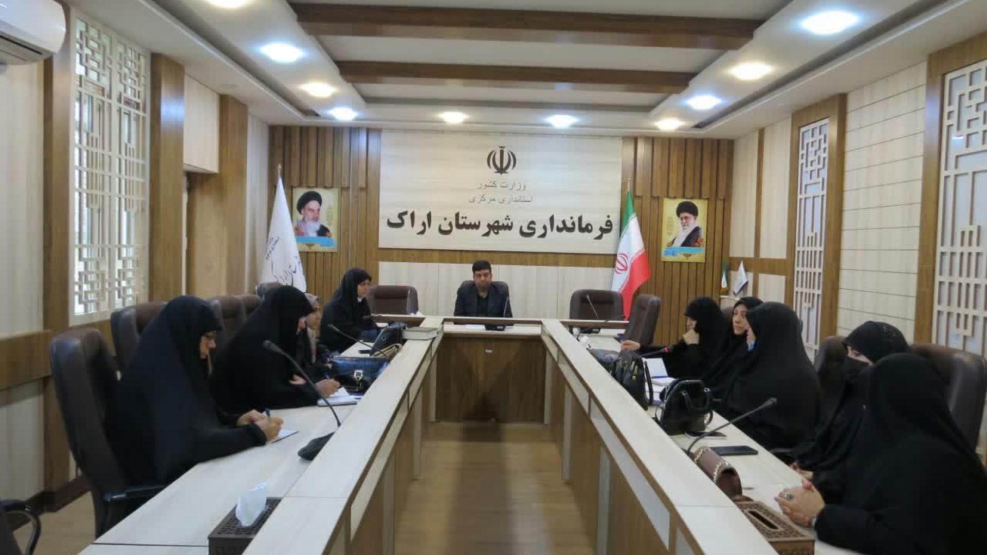 نشست هیات اندیشه ورز الگوی سوم زنان به ریاست هادی فرماندار شهرستان اراک با حضور بانوان این هیات اندیشه ورز برگزار  ودر خصوص عملی نمودن الگوی سوم زنان در سطح ادارات بحث و تبادل نظر گردید و مقرر گردید نشستی با حضور ادارات شهرستان دراین خصوص برگزار و اعضای هیات اندیشه ورز در این مورد با ابلاغ آقای فرماندار بازدید از ادارات در خصوص اجرایی شدن این مهم را به عمل آورند.