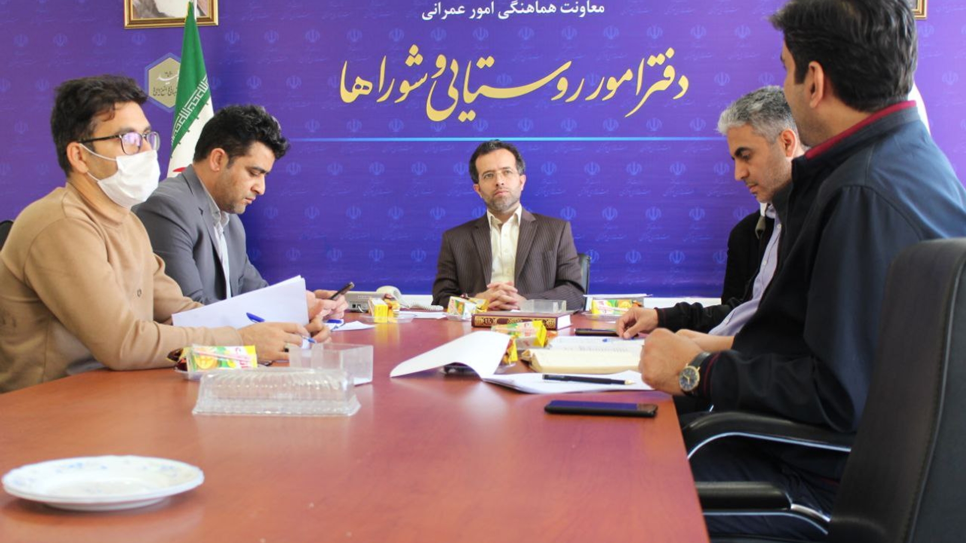 برگزاری جلسه بررسی آخرین وضعیت اجرای پروژه های احداث زمین های چمن مصنوعی در روستاها