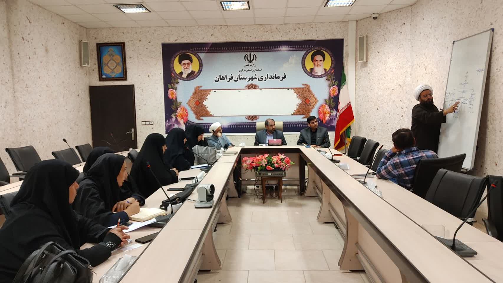 جلسه هماهنگی تشکیل ستاد مردمی جوانی جمعیت با حضور مفتح زاده ، مدیر کل امورزنان وخانواده استانداری، آقا محمدی معاون دفترامور زنان وخانواده  و حجت الاسلام تاج آبادی ،حجت الاسلام یعقوبی امام جمعه شهر فرمهین ، و آقای حسینی معاون سیاسی،امنیتی و اجتماعی فرمانداری به ریاست ابوالقاسم آقا زیارتی فرماندارفراهان برگزار و هماهنگی لازم جهت تشکیل دبیرخانه و ستاد مردمی جمعیت در شهرستان انجام گردید .   ٢٤-٠١-١٤٠٢