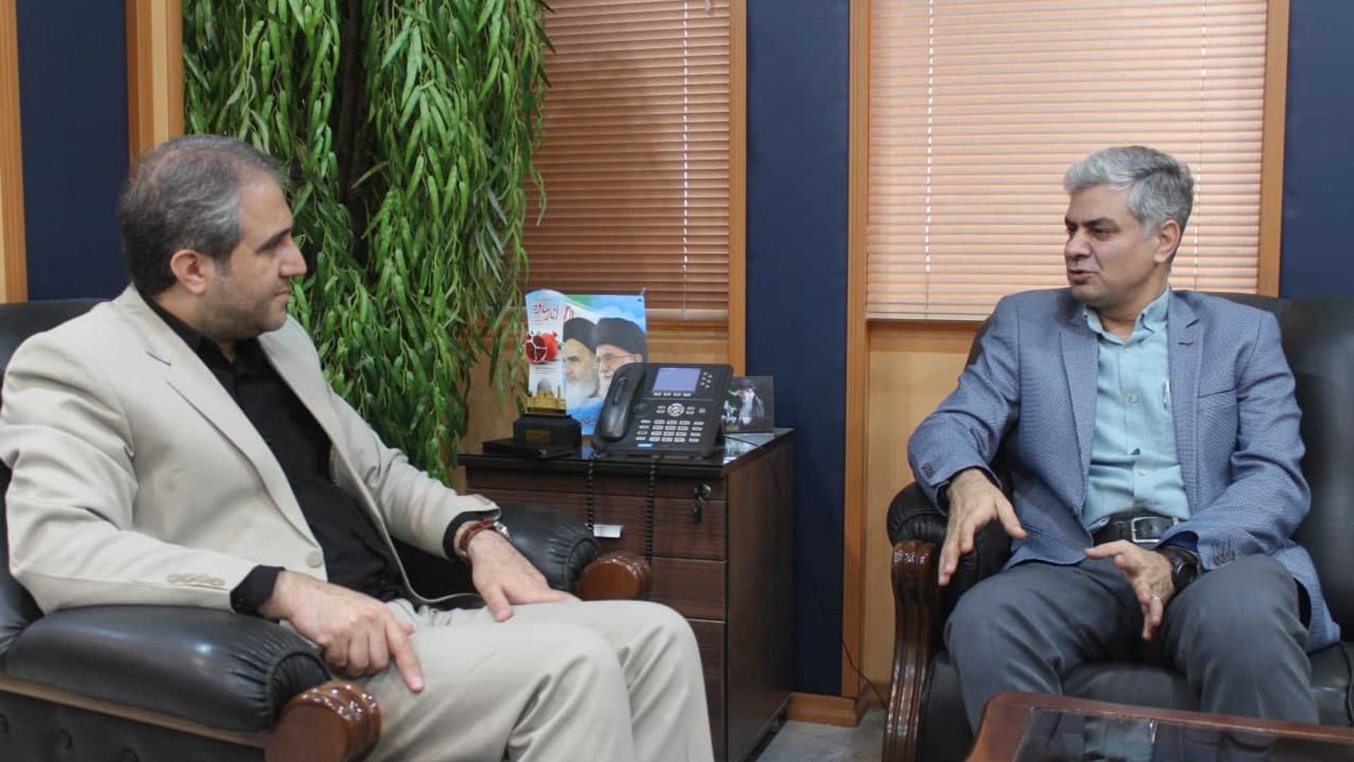 خوشخو ، رییس نظام پزشکی ساوه با مهدی الیاسی معاون استاندار و فرماندارویژه شهرستان ساوه دیدار و گفتگو کرد.