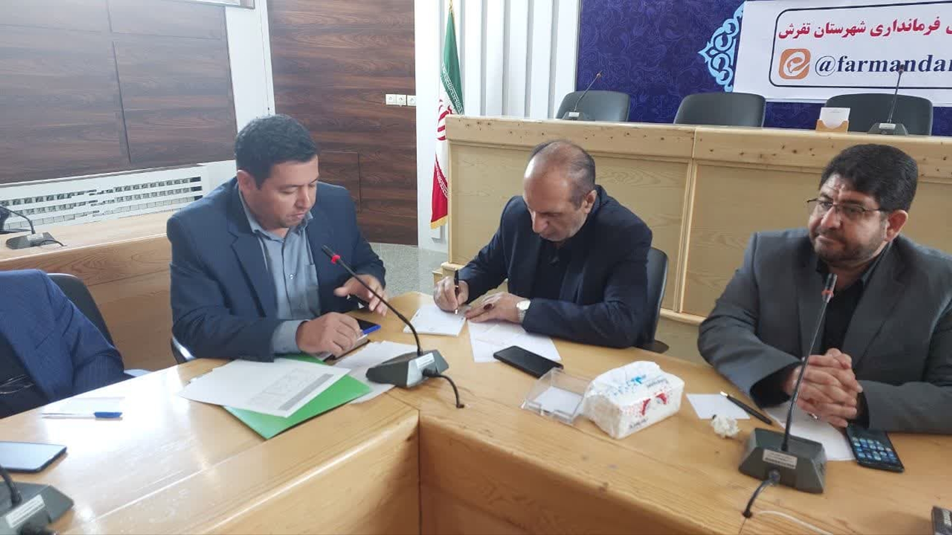 اولین جلسه بررسی مشکلات روستاهای شهرستان تفرش در سال ۱۴۰۲ به ریاست محمد رضا رضایی فرماندار شهرستان تفرش و با حضور ولی الله بیاتی نماینده مردم شریف در مجلس، علی عسکری مدیر کل بنیاد مسکن انقلاب اسلامی استان مرکزی، محسن درودیان بخشدار مرکزی و با حضور دهیاران روستا در سالن جلسات فرمانداری تشکیل و برگزار شد.