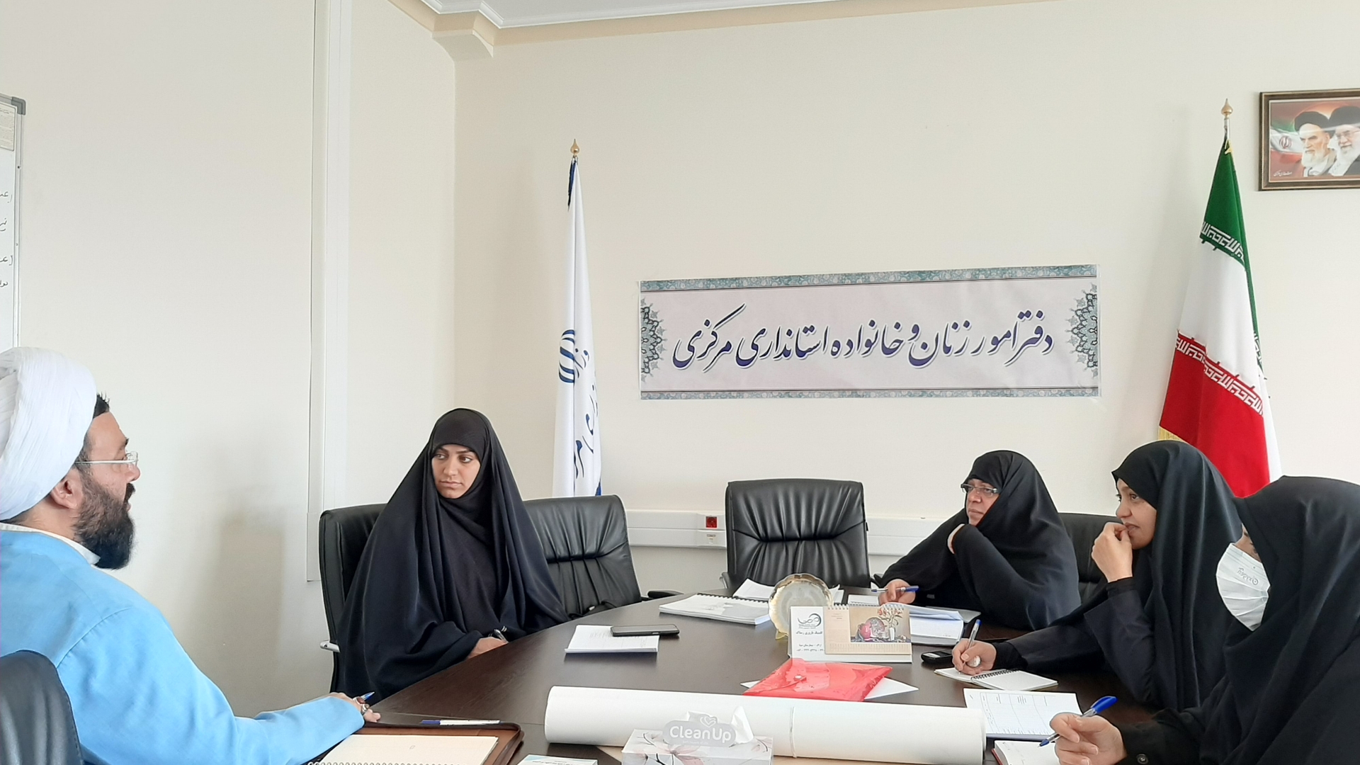 نشست بوم جمعیتی استان به ریاست سرکار خانم مفتح زاده مدیر کل بانوان استانداری و حجت الاسلام تاج آبادی دبیر جبهه فرهنگی انقلاب اسلامی و دبیر مجمع فعالان  جمعیت استان و کارشناس  دفتر درخصوص تدوین بوم جمعیتی استان درسال  ١٤٠٢ محل دفتر امور زنان و خانواده استانداری برگزار گردید .  ١٤٠٢-٠١-٢٨