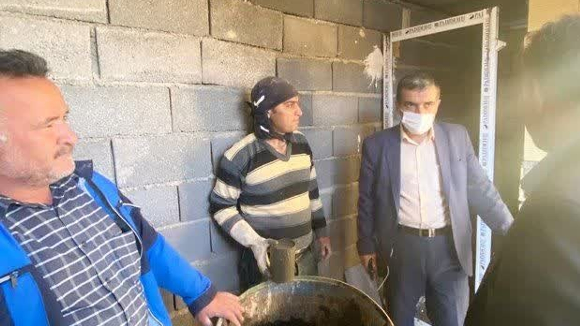 بازدید فرماندار شهرستان زرندیه از روستای راحت لو بخش زاویه