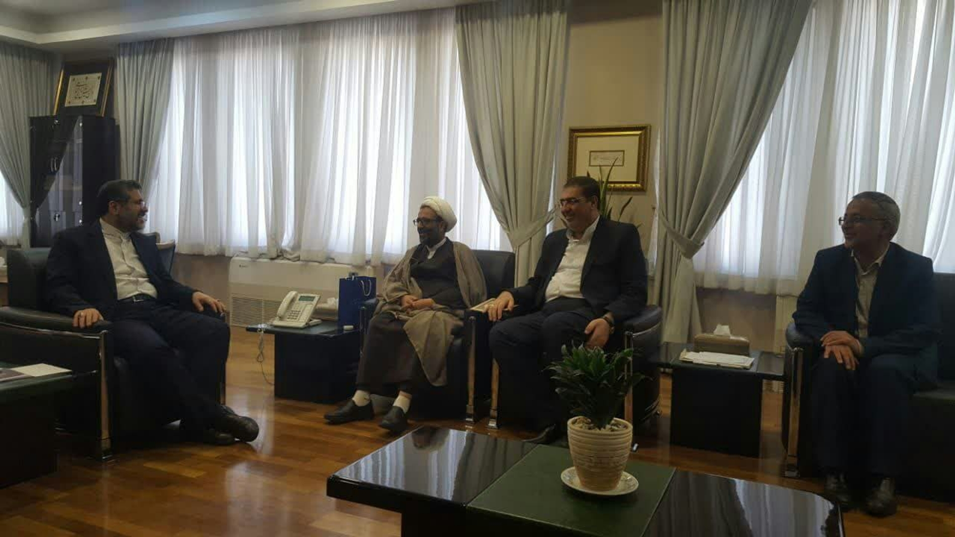 جلسه مشترک دکتر سلیمی و دکتر اسماعیلی وزیر فرهنگ و ارشاد اسلامی با حضور مهندس ساعدی و مهندس قاسمی فرمانداران محلات و دلیجان