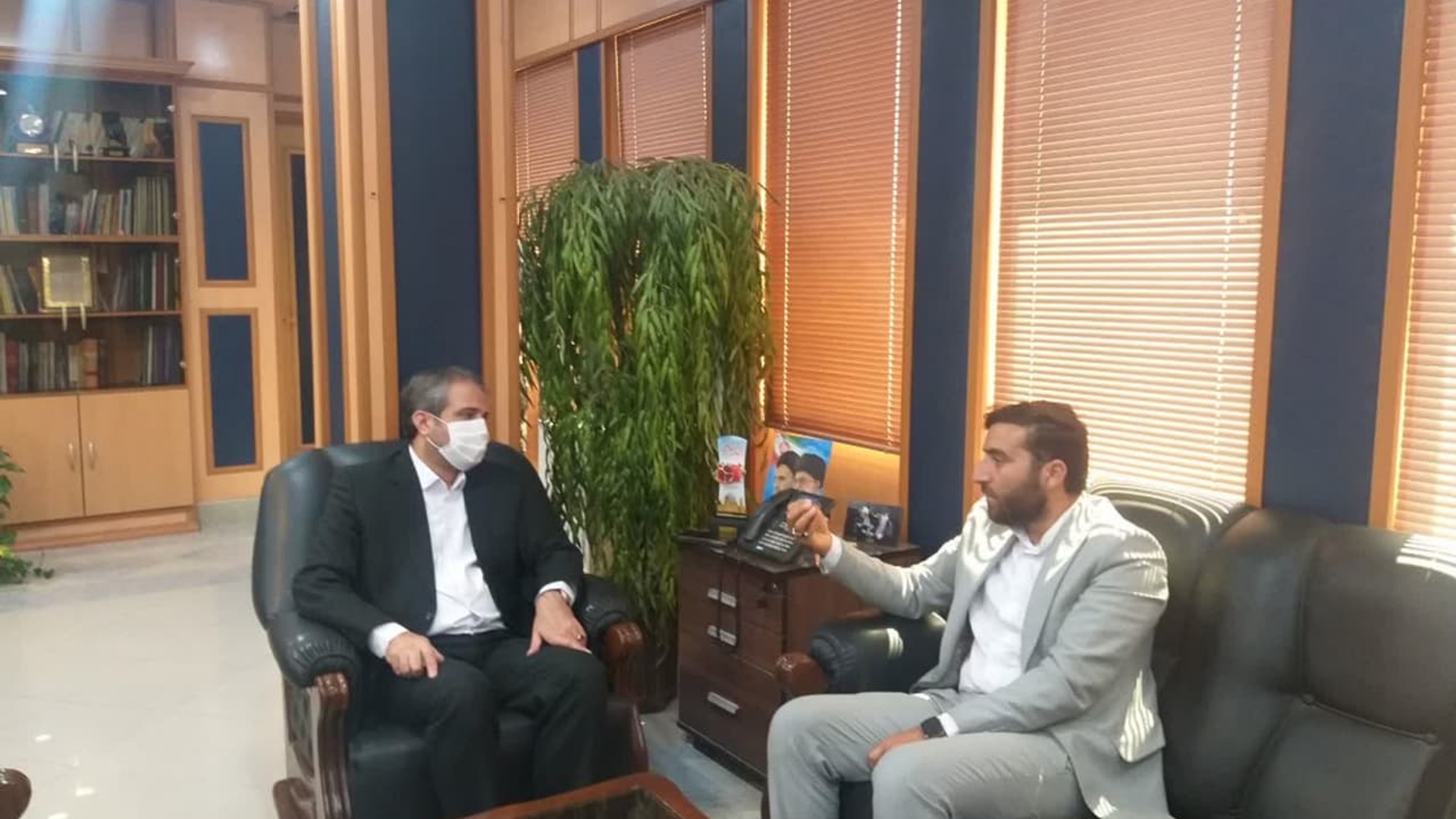 دیدار و گفتگوی عزیزی مسئول بنیاد علوی در استان مرکزی با مهدی الیاسی معاون استاندار و فرماندار ویژه شهرستان ساوه