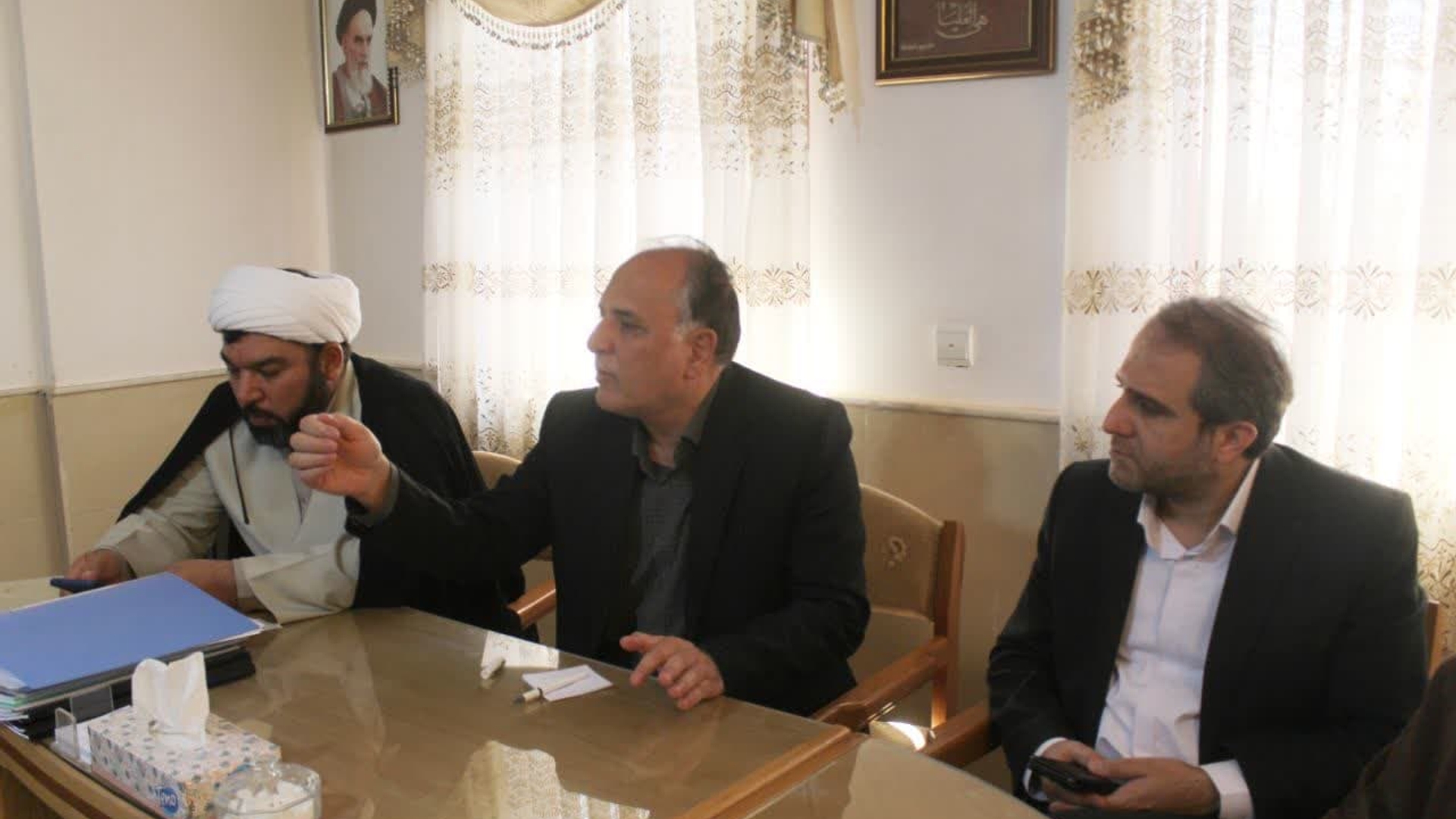 اسدی معاون هماهنگی امور عمرانی استاندار مرکزی به همراه مهدی الیاسی معاون استاندار و فرماندار ویژه شهرستان ساوه ، حجت الاسلام سبزی نماینده مردم شهرستان های ساوه و زرندیه ، حجت الاسلام سلطانی امام جمعه غرق آباد ، بخشدار نوبران ، شهردار و اعضای شورای شهر غرق آباد موضوعات مرتبط با مدیریت شهری در سهر غرق آباد را بررسی کردند