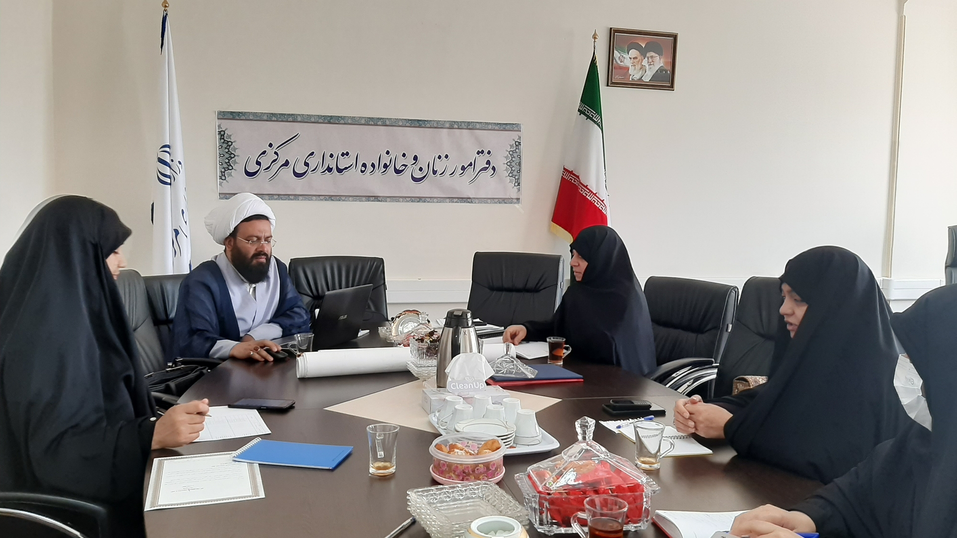 جلسه بوم جمعیتی استان به ریاست خانم مفتح زاده مدیر کل امور زنان  وخانواده استانداری با حضور حجت الاسلام تاج آبادی دبیر جبهه فرهنگی  انقلاب اسلامی و دبیرمجمع  فعالان جمعیت استان و سایراعضا برگزار گردید . ٠٤-٠٢-١٤٠٢