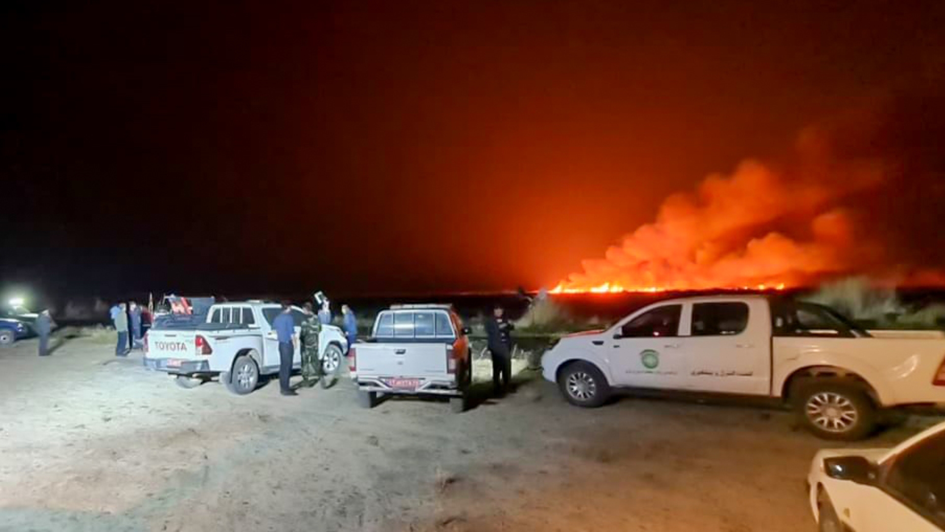 پایان عملیات اطفای حریق در تالاب میقان با تلاش ۸ ساعته آتش‌نشانان و تیم مهندسی و گروه‌های امدادی