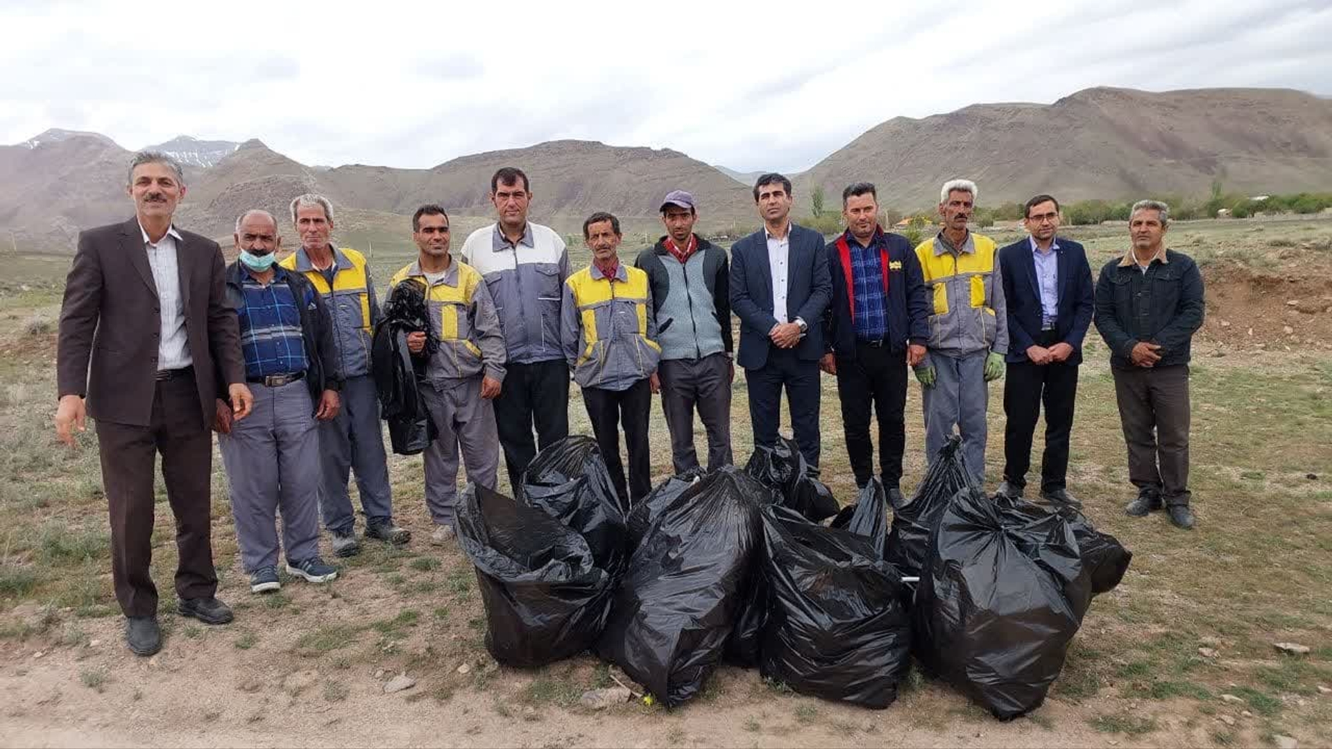 به مناسبت هفته زمین پاک محمد رضا رضایی فرماندار شهرستان تفرش به همراه جمعی از مسئولین بصورت نمادین ورودی شهرستان تفرش را از سمت گردنه گیان را عاری از زباله کردند.