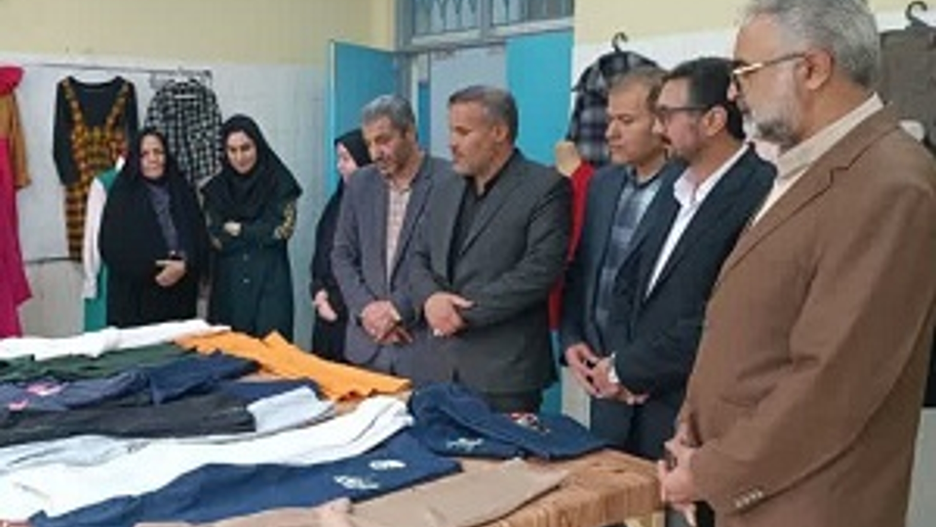 بازدید معاون فرماندار از نمایشگاه صنایع دستی هنرستان نظامی عروضی شهر شازند