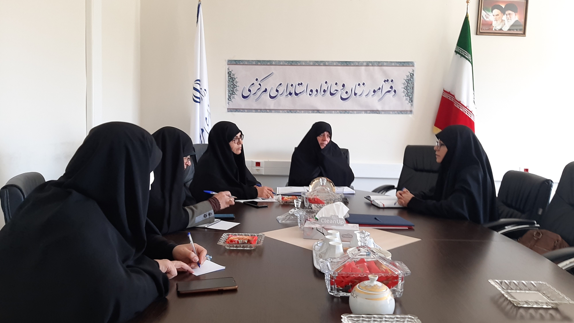 جلسه ستاداربعین به ریاست سرکار خانم مفتح زاده مدیر کل امور زنان وخانواده استانداری و سایراعضا با موضوع هماهنگی و برنامه ریزی جهت برپایی موکب ها درایام اربعین در محل دفتر امور زنان و خانواده  برگزار گردید .  ٠٧-٠٢-١٤٠٢