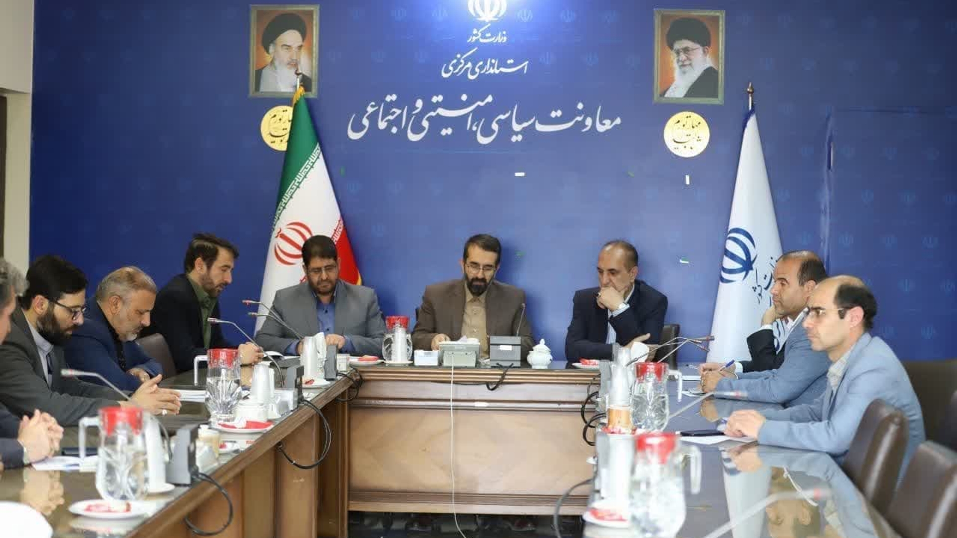 جلسه هماهنگی برنامه‌های هفته فرهنگی تفرش با حضور معاون سیاسی، امنیتی و اجتماعی استانداری مرکزی، نماینده مردم تفرش، آشتیان و فراهان، فرماندار تفرش، مدیران و اعضای مربوطه برگزار شد.