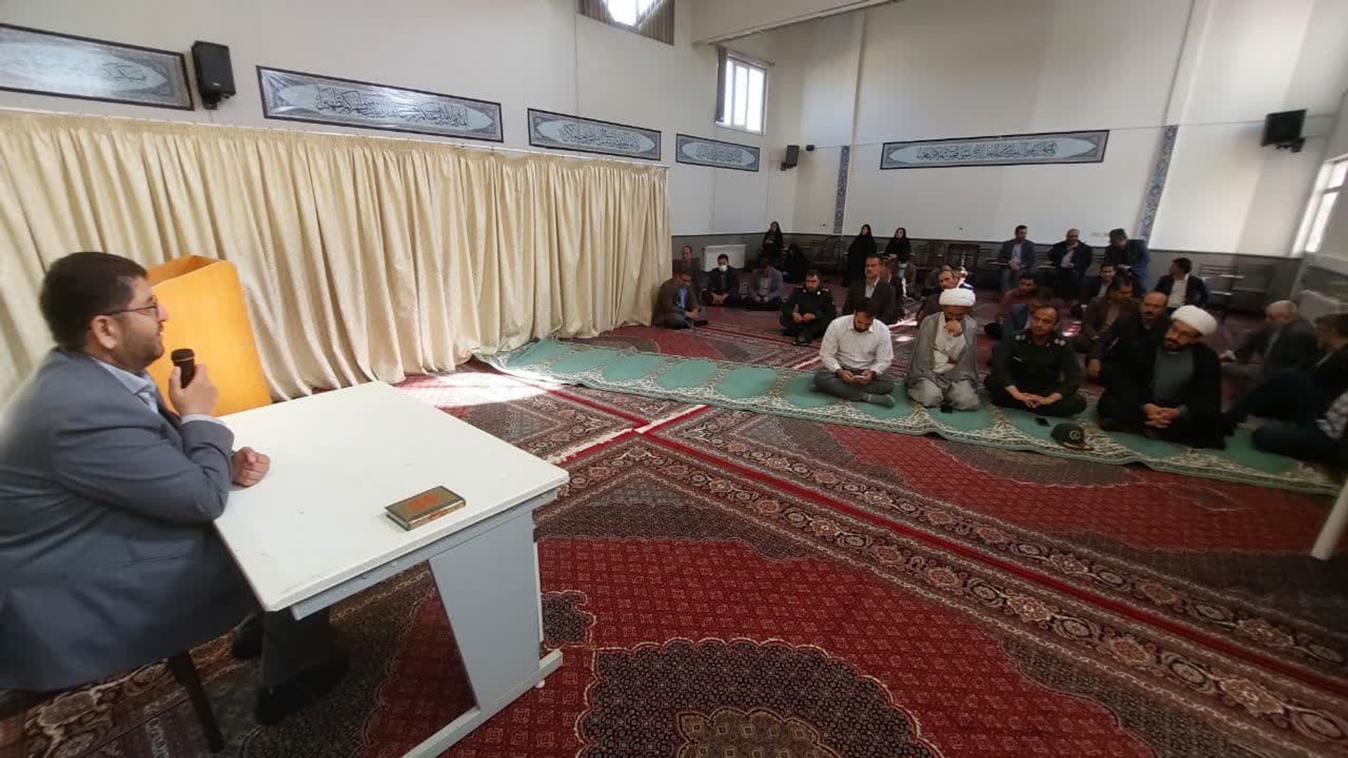 🔸به مناسبت هفته کار و کارگر و ایام ورود جناب مسلم ابن عقیل به کوفه مراسم زیارت عاشورا در نمازخانه فرمانداری با حضور مسئولین، کارکنان و مهمانان برگزار شد.