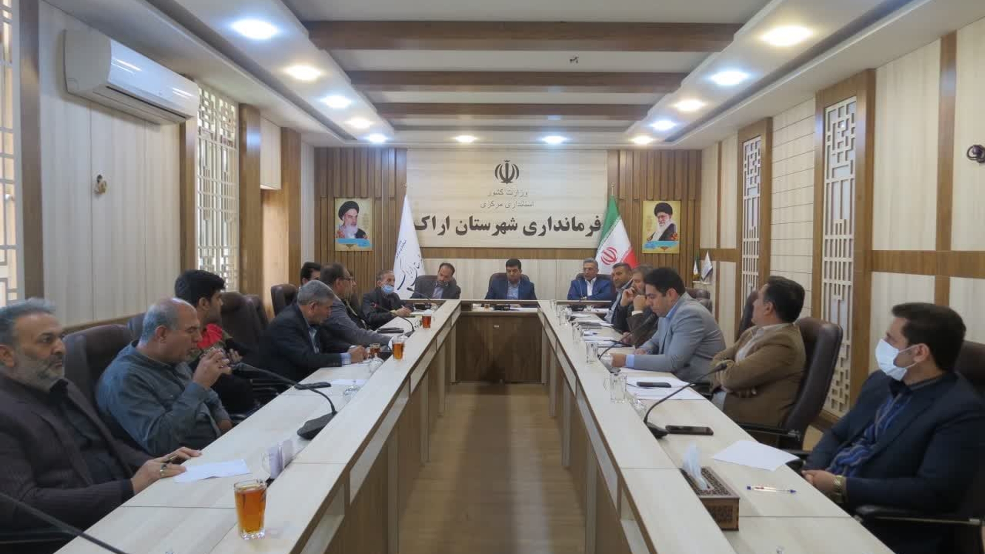 با توجه به دعوت اتحادیه صنف خبازان  شهرستان اراک جلسه ای به ریاست امیر هادی فرماندار شهرستان اراک میرزایی معاون مدیر کل دفترهماهنگی  امور اقتصادی استانداری مرکزی وملکی مدیر کل غله استان وبا حضور تعدادی از فعالان صنف خبازی شهرستان اراک واعضا هیئت مدیره اتحادیه خبازان در محل سالن جلسات فرمانداری اراک برگزار گردید دراین جلسه درخصوص طرح هوشمند سازی یارانه آرد ونان وشناور سازی سهمیه آرد نانوایان توسط اتحادیه بحث وتبادل نظر گردید همچنین جهاد کشاورزی شهرستان واداره کل غله استان با محوریت فرمانداری اراک ضمن بازرسی دوره ای از کارخانجات آرد موجود درشهرستان بر روند تولید وکیسه گیری آرد نظارت لازم را داشته باشند