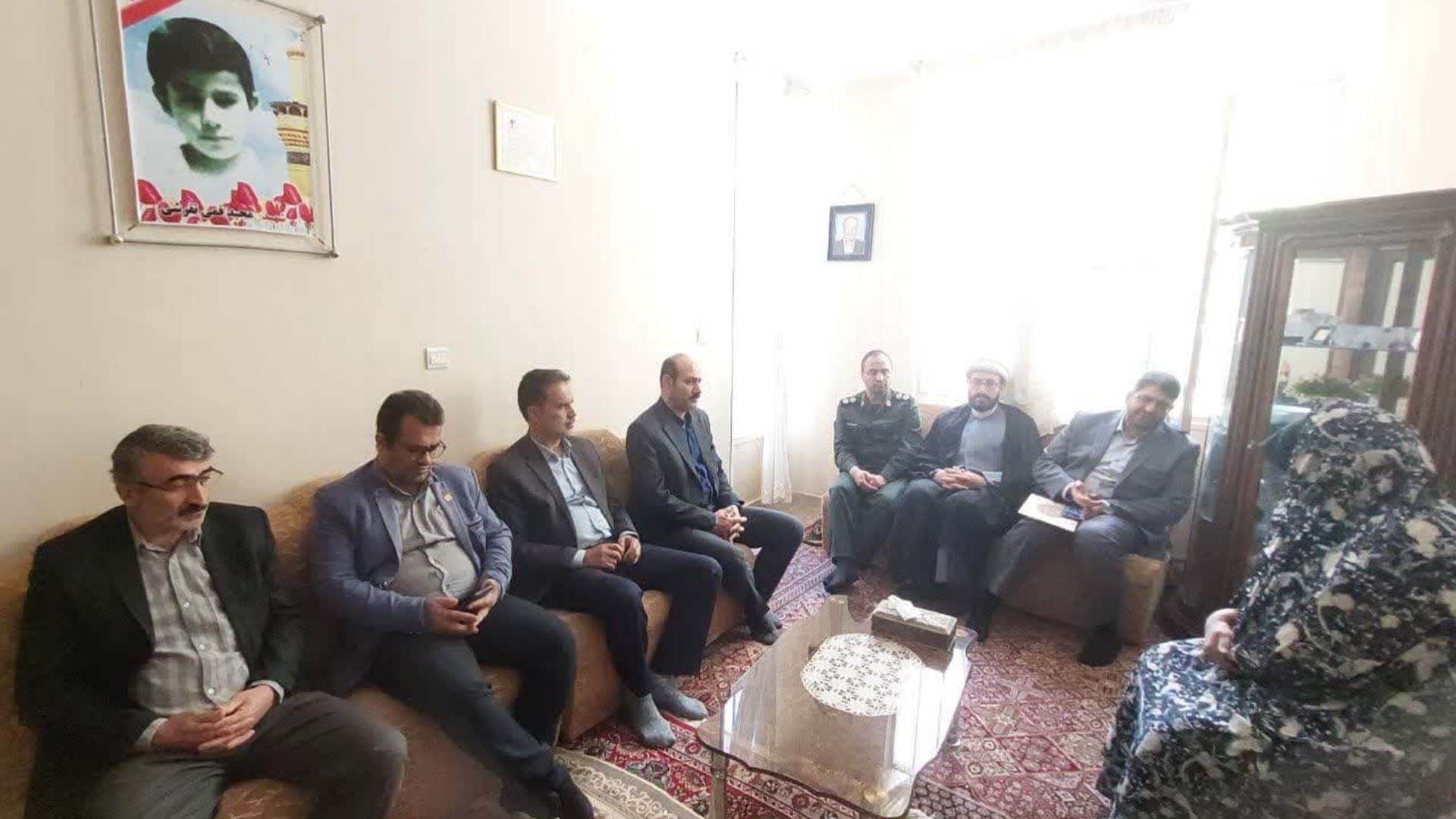 به مناسبت هفته کار و کارگر محمد رضا رضایی فرماندار شهرستان تفرش به همراه جمعی از مسئولین به دیدار مادر شهید مجید فمی تفرشی رفت.