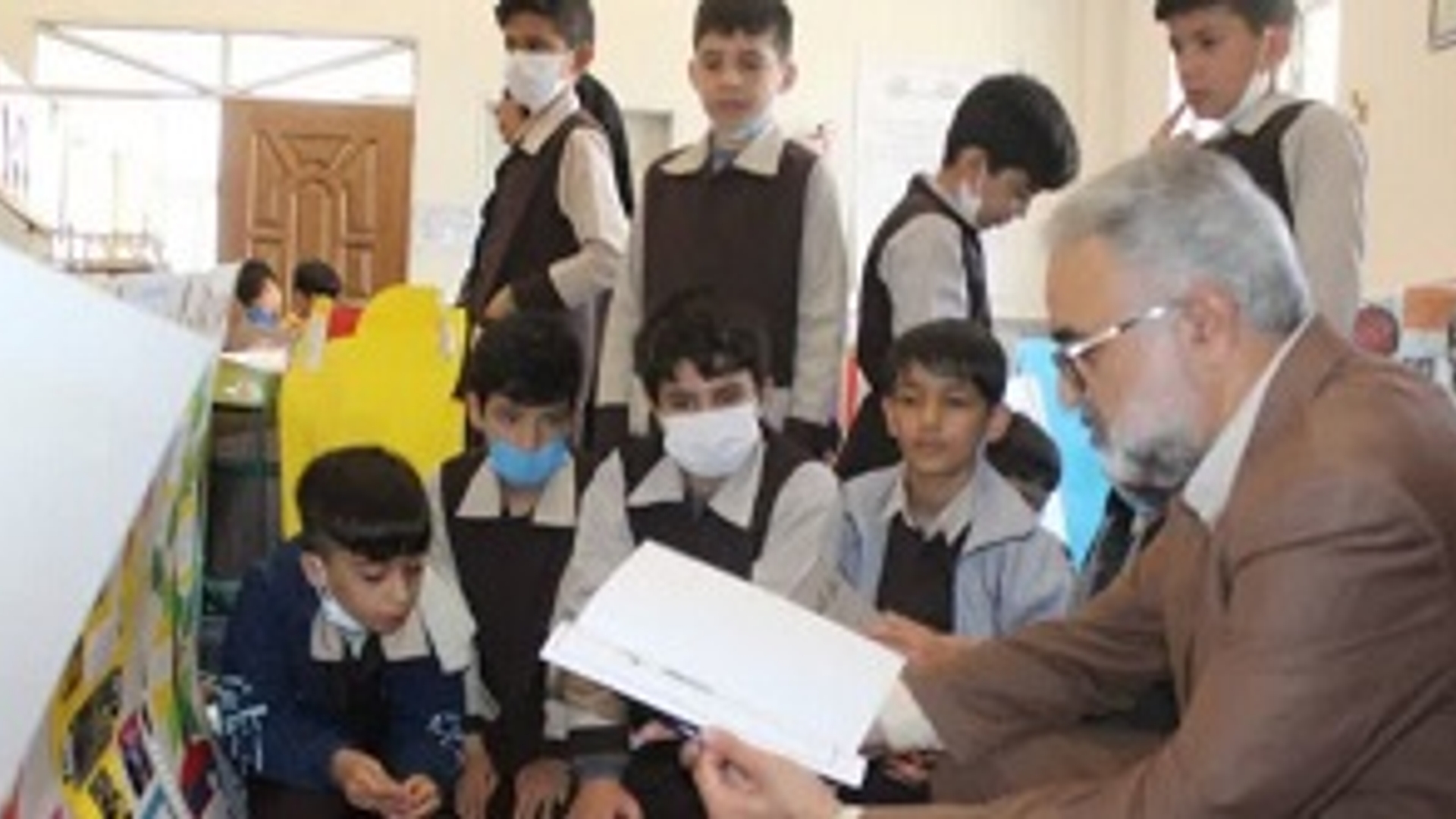 بازدید معاون فرماندار از آثار دانش آموزان مدرسه شهید کریمی شهر شازند