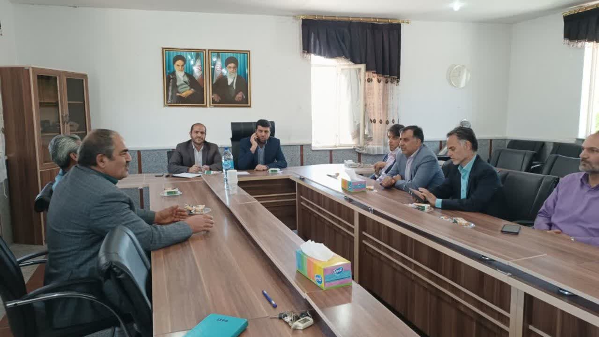 حضور فرماندارشهرستان اراک وبخشدارمرکزی به همراه تعدای از مدیران  دستگاه‌های اجرایی شهرستان اراک در  روستای حاجی آباد وبازدید ازروستای مذکور ودیدار وگفتگو رو در رو با تعدادی از اهالی خونگرم وشورا ودهیار روستای حاجی آباد