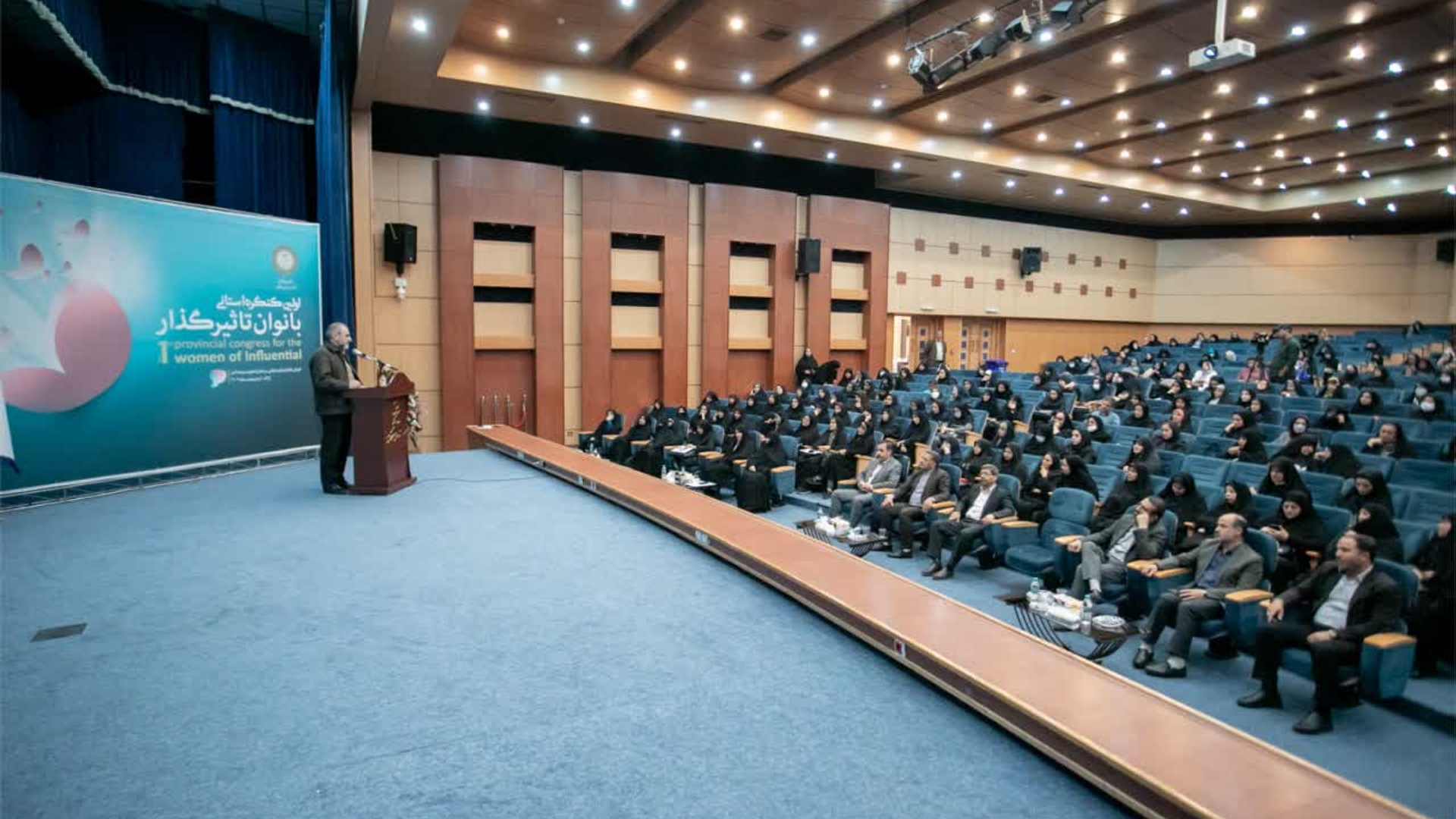 اولین کنگره استانی بانوان تاثیر گذار با حضور استاندار و معاونین استانداری و سرکار خانم مفتح زاده مدیر کل امور زنان وخانواده استانداری و جمعی از بانوان فعال استان مرکزی در محل سالن  پیامبر اعظم (ص) استانداری مرکزی برگزار و از زنان تاثیر گذار استان  تجلیل شد .  ١٤٠٢-٠٢-١٠