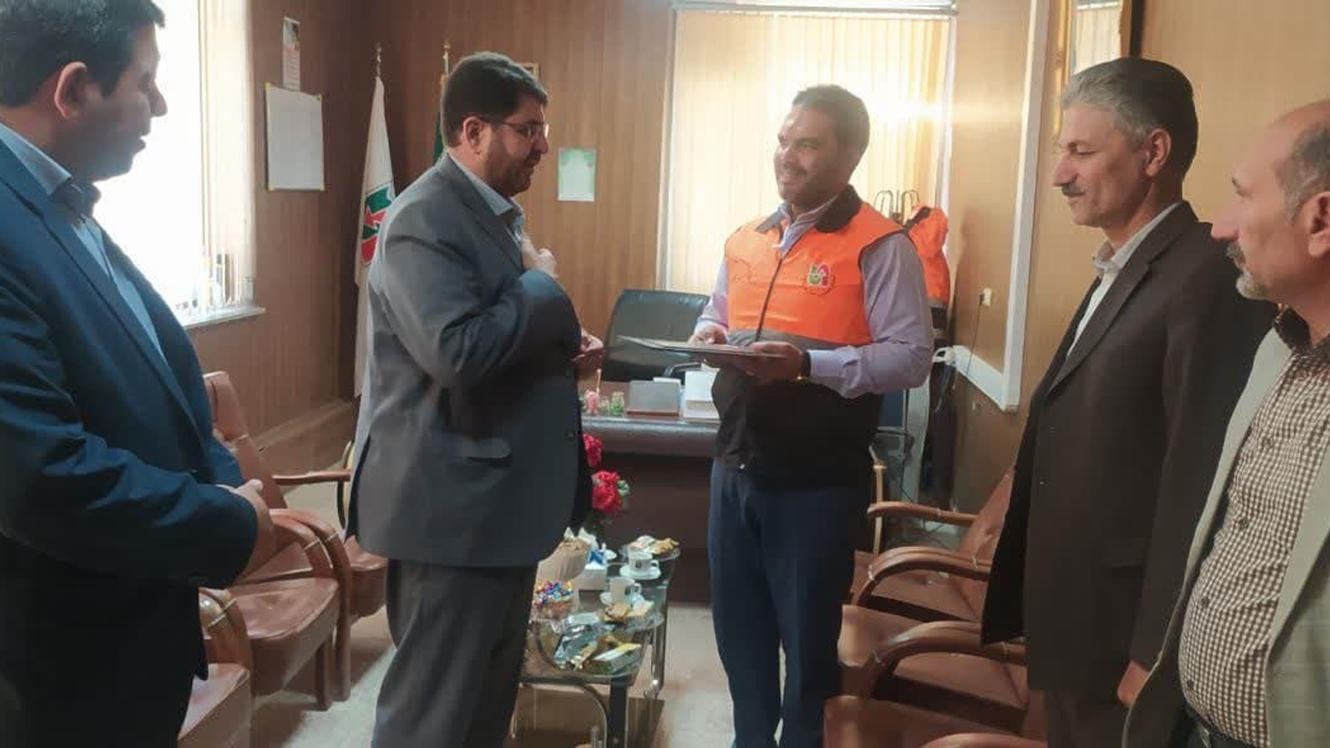 به مناسبت روز ایمنی و حمل و نقل محمد رضا رضایی فرماندار شهرستان تفرش به همراه معاون و بخشدار در اداره راهداری و حمل و نقل شهرستان حضور یافتند.