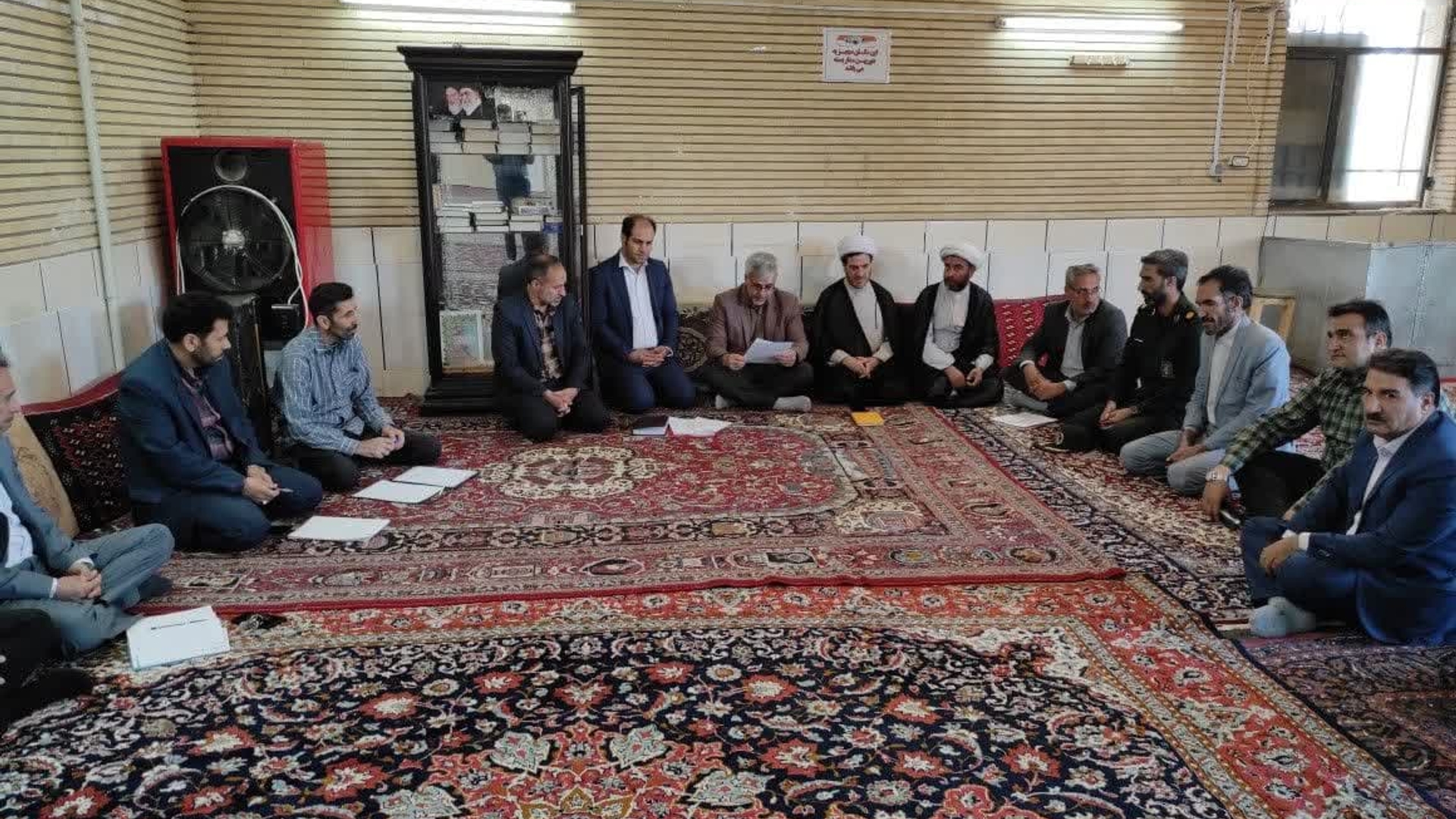 جلسه بررسی مسائل و مشکلات محله احمد آباد خمین برگزار شد.