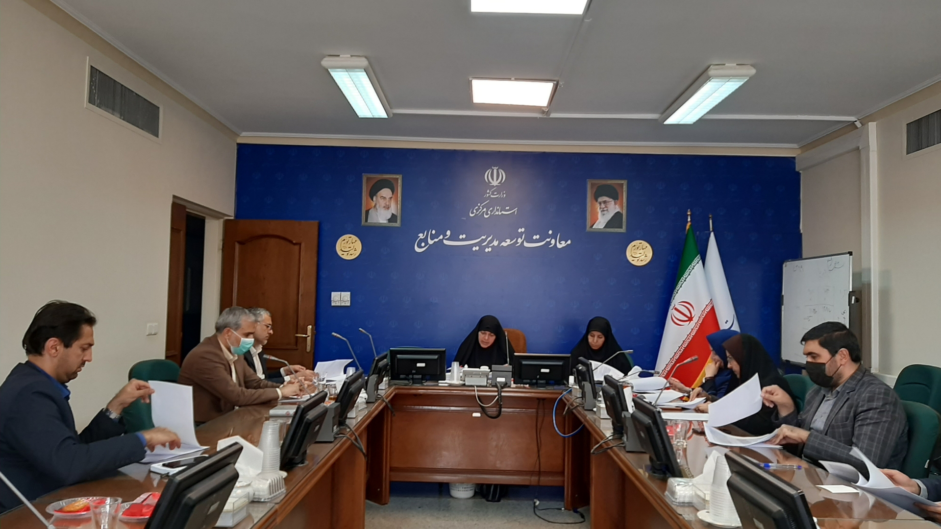 به ریاست سرکارخانم مفتح زاده مدیر کل دفتر امور زنان وخانواده استانداری جلسه  توجیهی داوری رویداد جایزه ملی جوانی جمعیت با حضوراعضای هیات داوری در محل سالن جلسات طبقه اول استانداری  برگزار گردید  .  ١١-٠٢-١٤٠٢