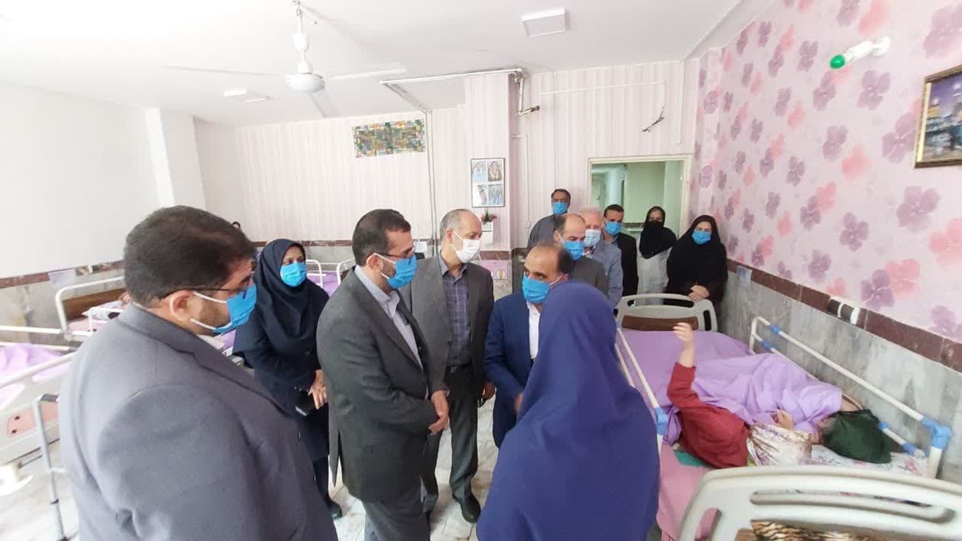 بهنام نظری معاون سیاسی استاندار مرکزی به همراه محمد رضا رضایی فرماندار شهرستان تفرش، مدیرکل بهزیستی استان مرکزی و جمعی از مسئولین استانی و شهرستانی از مرکز بهزیستی بانو نسیبه بازدید کرد. 

🔹در این دیدار بهنام نظری ضمن تشکر از زحمات کادر درمان و کارکنان این مرکز بهزیستی از مادران سالمند تحت نظر این مرکز شبانه روزی دیدن کردند.