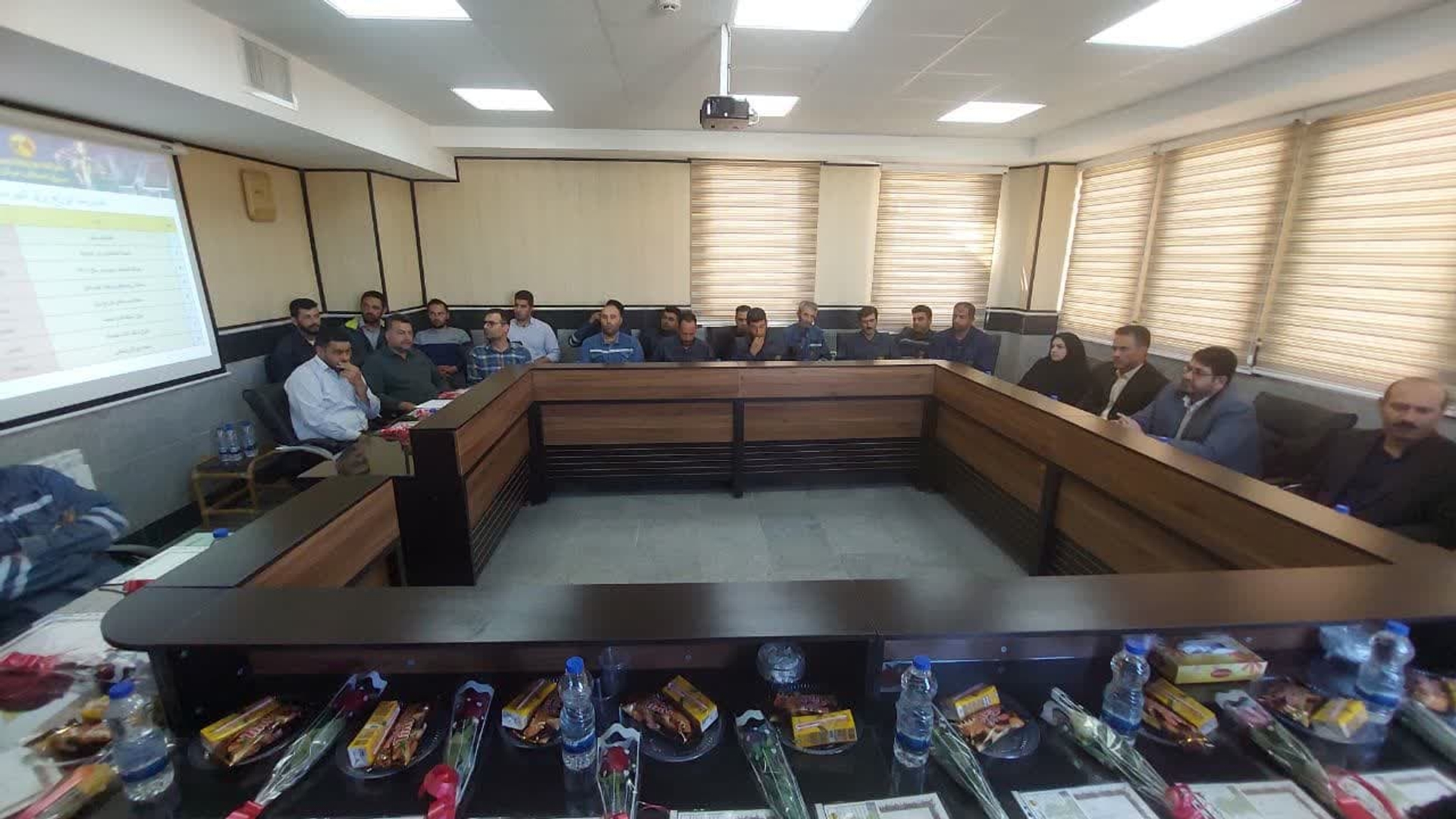 به مناسبت هفته فرهنگی شهرستان تفرش و هفته_کار_کارگر محمد رضا رضایی فرماندار شهرستان تفرش و جمعی از مسئولین به دیدار کارکنان شرکت برق شهرستان تفرش رفتند.