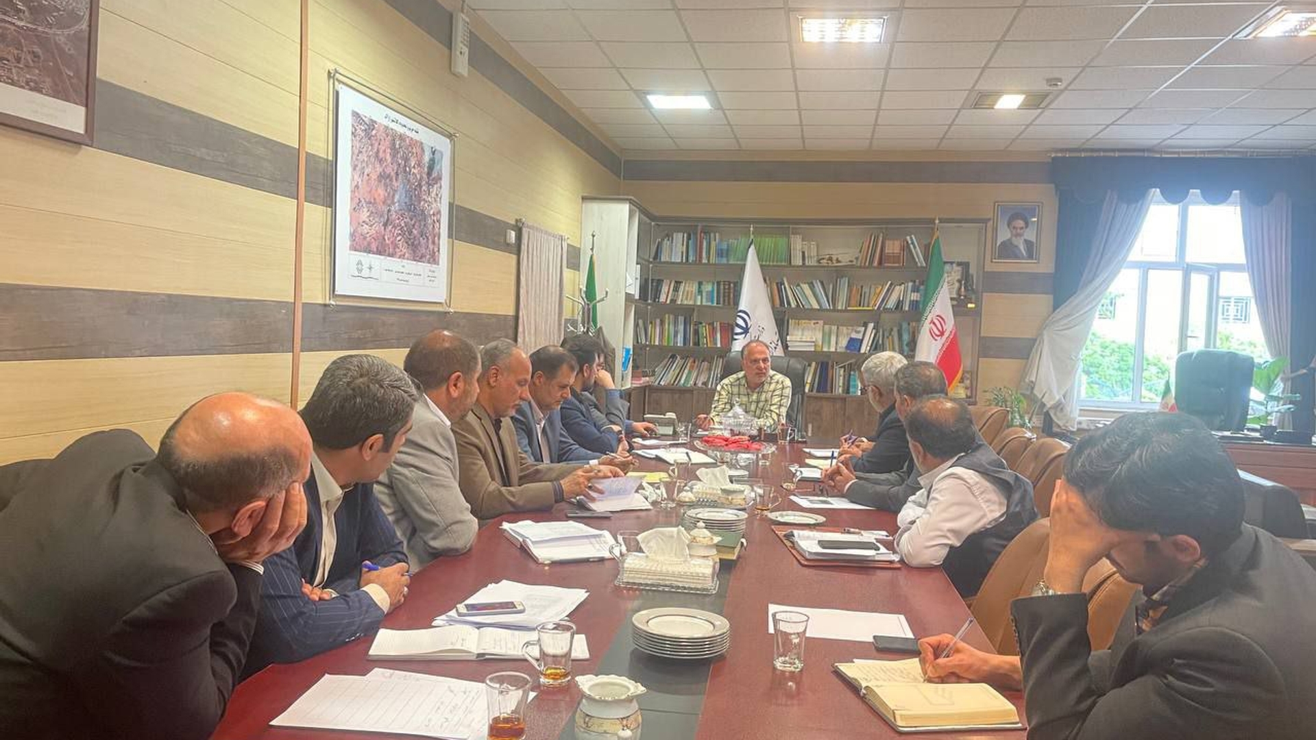 جلسه رفع مشکلات آب شرب شهری و روستایی شهرستان های فراهان تفرش آشتیان برگزار شد.