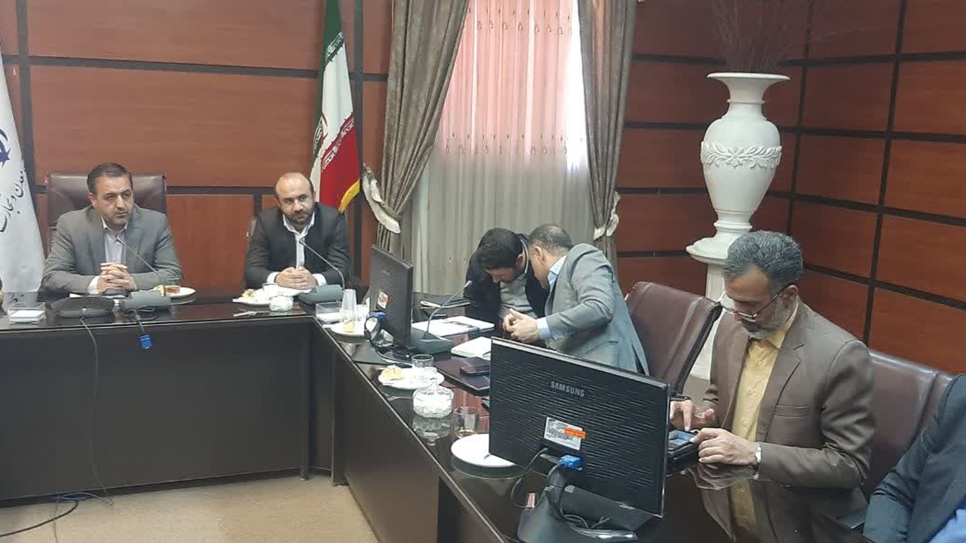 نشست مدیران شرکت مهندسی وتوسعه نفت کشور با واحدهای استانی وبررسی  طرح توسعه ومشکلات این حوزه به ریاست معاون هماهنگی امور اقتصادی وتوسعه منطقه ای استانداری در سازمان صمت بر گزارگردید.