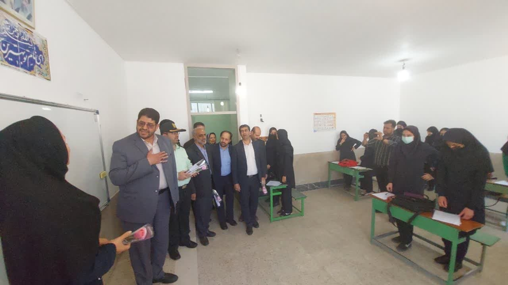 به مناسبت هفته فرهنگی شهرستان تفرش و هفته معلم محمد رضا رضایی فرماندار شهرستان تفرش به همراه سرهنگ پاسدار میرهادی، سرهنگ فراهانی رئیس نیروی انتظامی و جمعی از مسئولین به دیدار معلمین مدارس خشایار و فاطمه الزهرا رفتند و با اهدا گل به معلمین که شغل انبیا را برای خود برگزیدند تبریک و تهنیت گفتند و یاد شهید معظم استاد مطهری را گرامی داشتند.