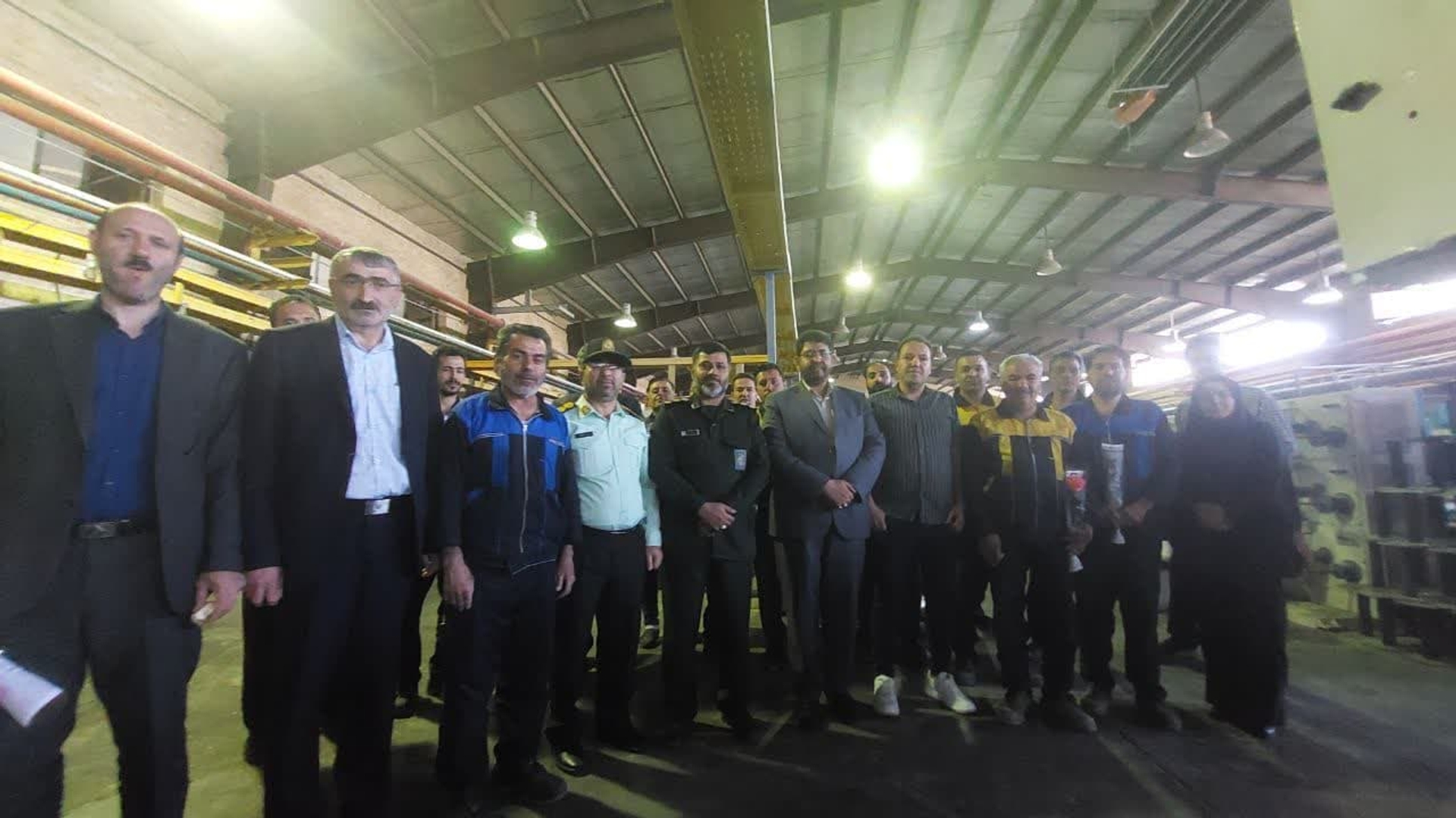 به مناسبت هفته_فرهنگی_شهرستان_تفرش و هفته_کار_کارگر محمد رضا رضایی فرماندار شهرستان تفرش، سرهنگ پاسدار میرهادی، سرهنگ فراهانی رئیس نیروی انتظامی و به همراه عده ای از مسئولین از کارخانه لاوان بافت بازدید کردند و از کارکنان این کارخانه با اهدای گل تقدیر و تشکر کردند.