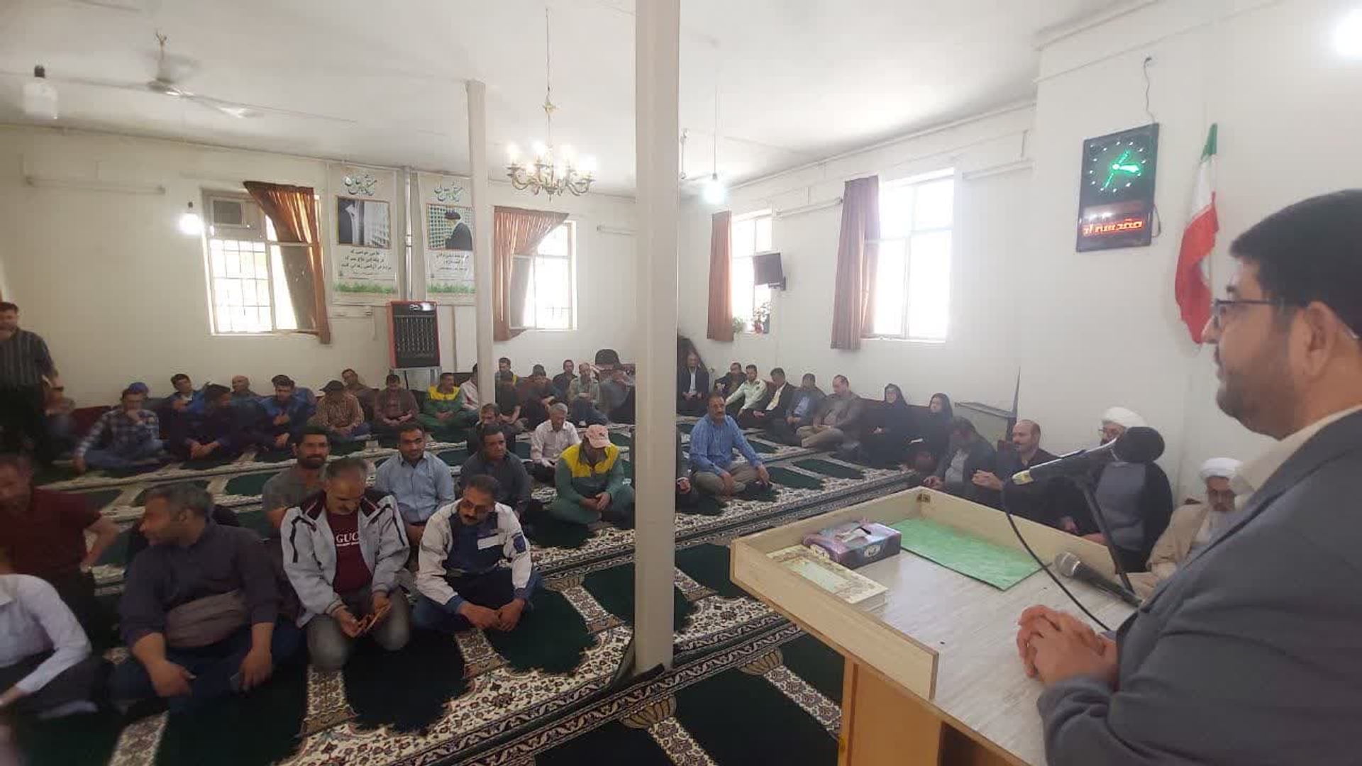 به مناسبت #هفته_فرهنگی_شهرستان_تفرش و #هفته_کار_کارگر مراسمی برای تجلیل از کارگران شهرداری، با حضور حجت‌الاسلام اجرائی نماینده ولی فقیه، محمدرضا رضایی فرماندار شهرستان تفرش، سرهنگ پاسدار میرهادی، قنبری شهردار و اعضای شورای شهر در امامزاده بی بی ستین برگزار شد.