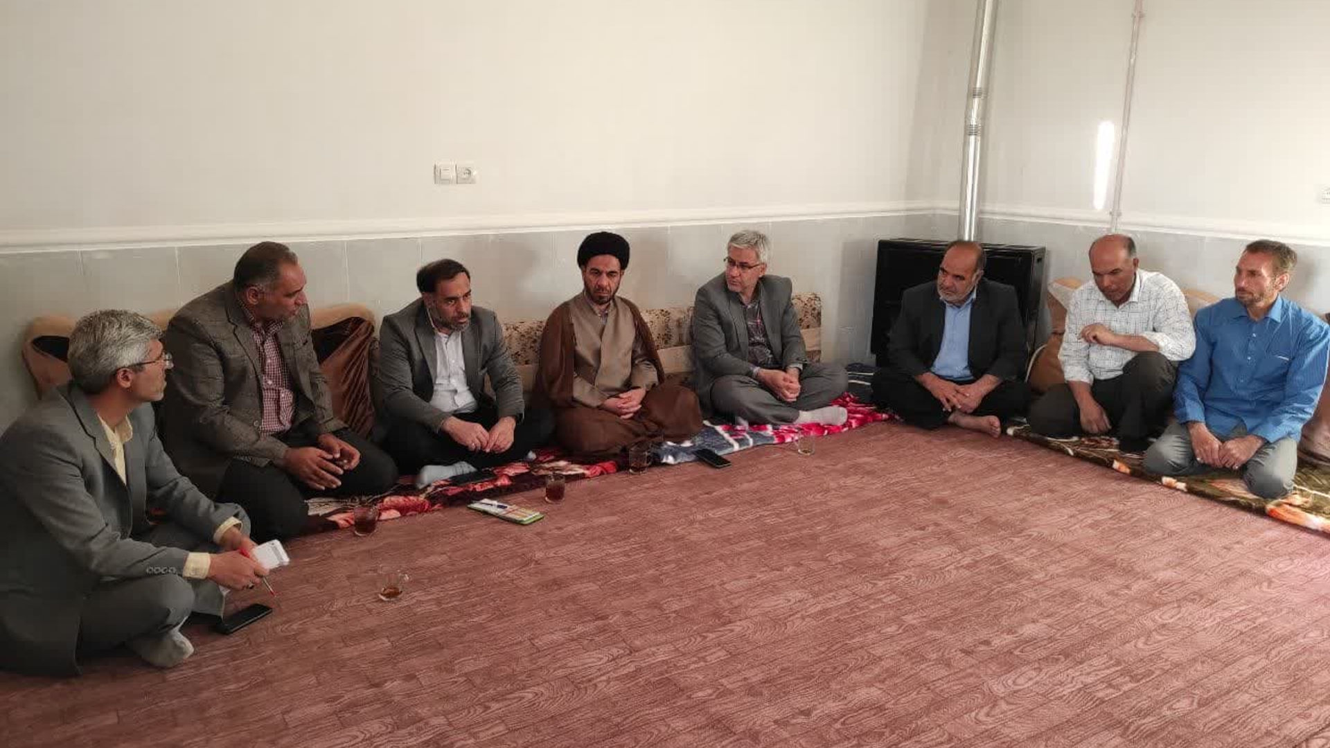 جلسه بررسی مسائل و مشکلات روستای چارطاق شهرستان خمین برگزار شد