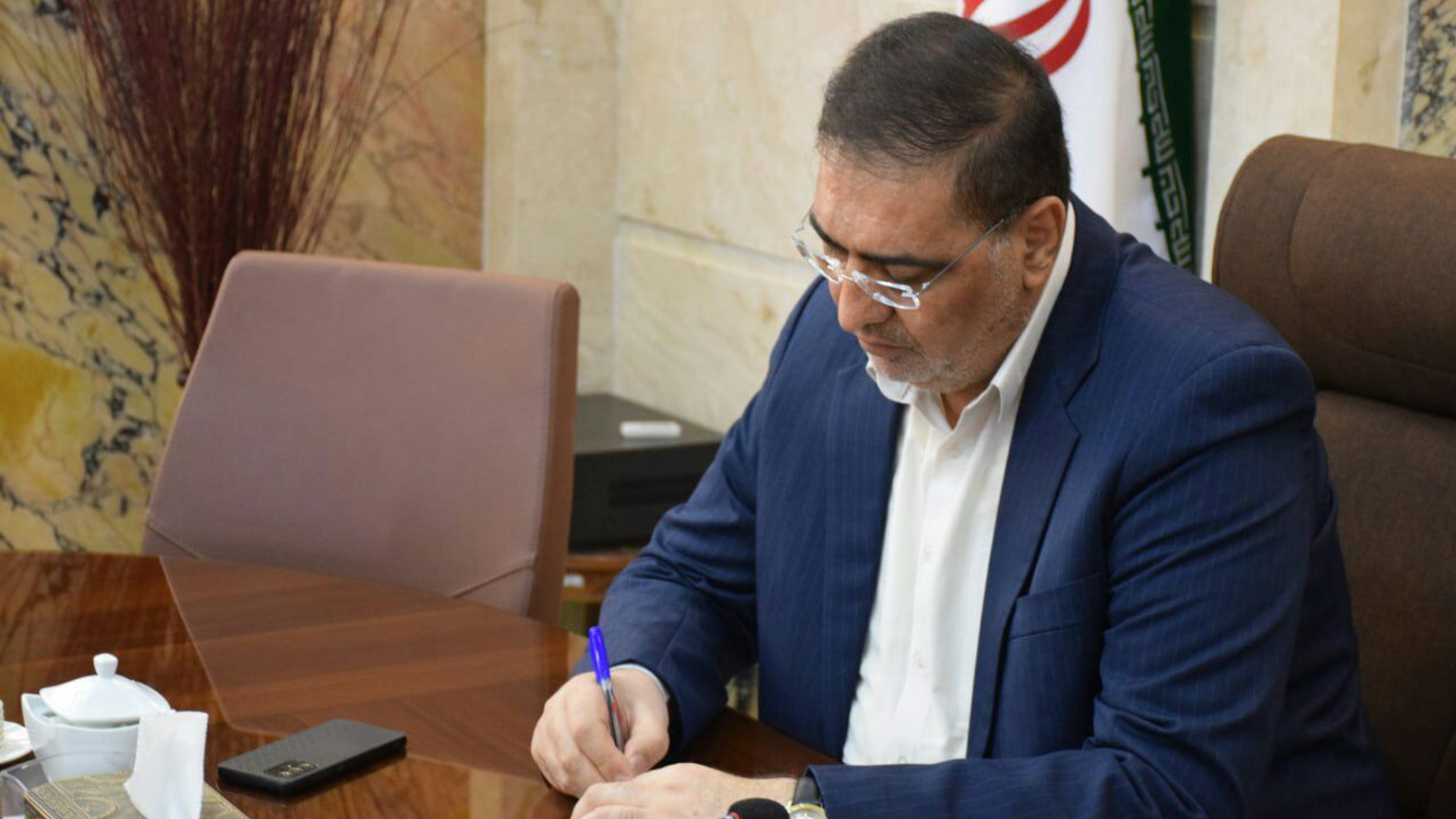 معلمان سفیران هدایت و روشنی و پیام آوران نور و آگاهی  هستنذ که از سر عشق و تعهد ، عمر گرانمایه خود را چراغ افروز راه دانایی و جهل ستیزی بشر نموده و موجبات رشد و بالندگی و شکوفایی علمی ، اخلاقی و فرهنگی جامعه را فراهم می کنند .