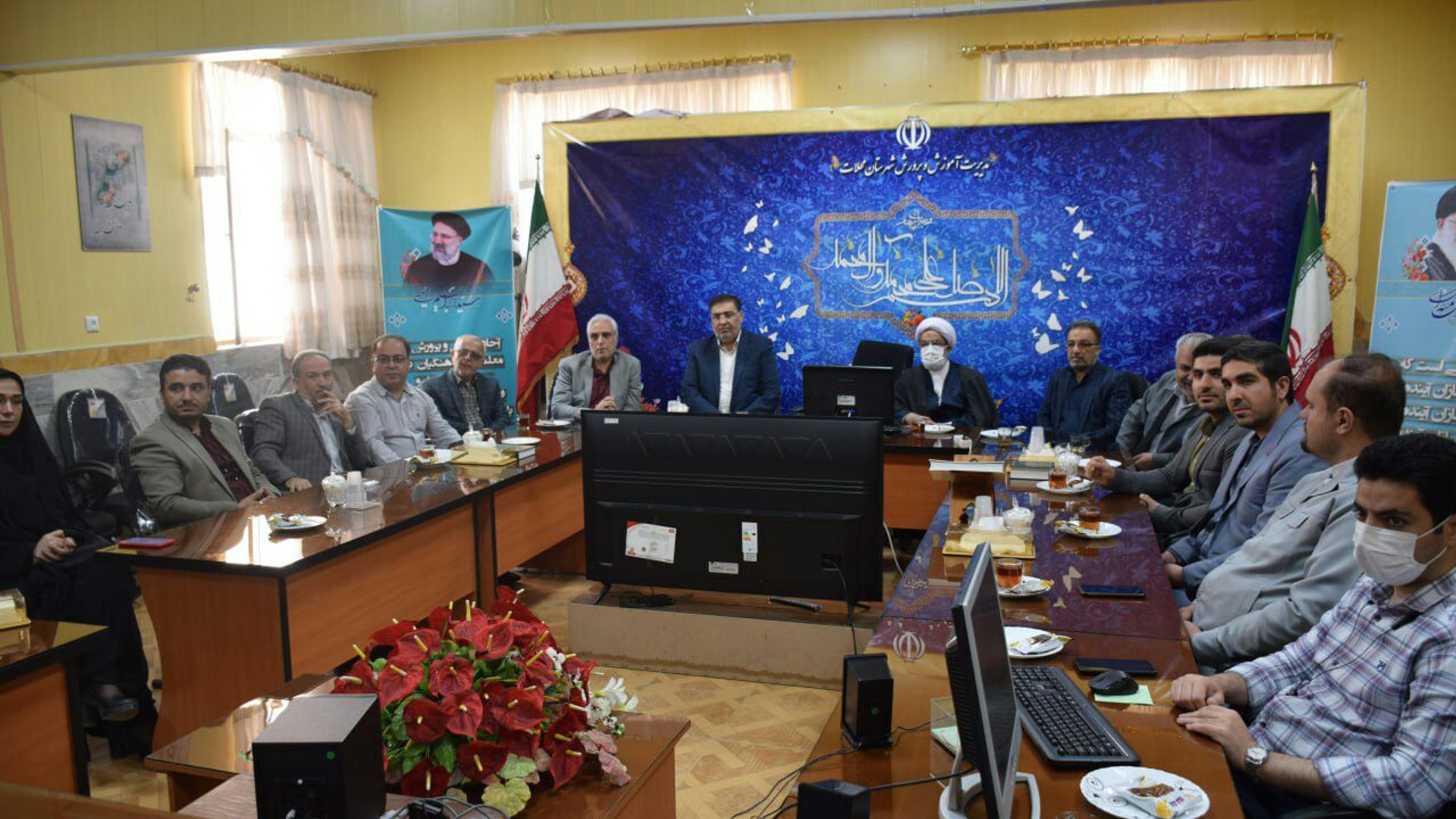 کی از صفات الهی معلم بودن و تعلیم دادن است بنابراین کسی که در جایگاه معلم قرار می گیرد باید افتخار کند که یکی از صفات الهی را تجلی می دهد.