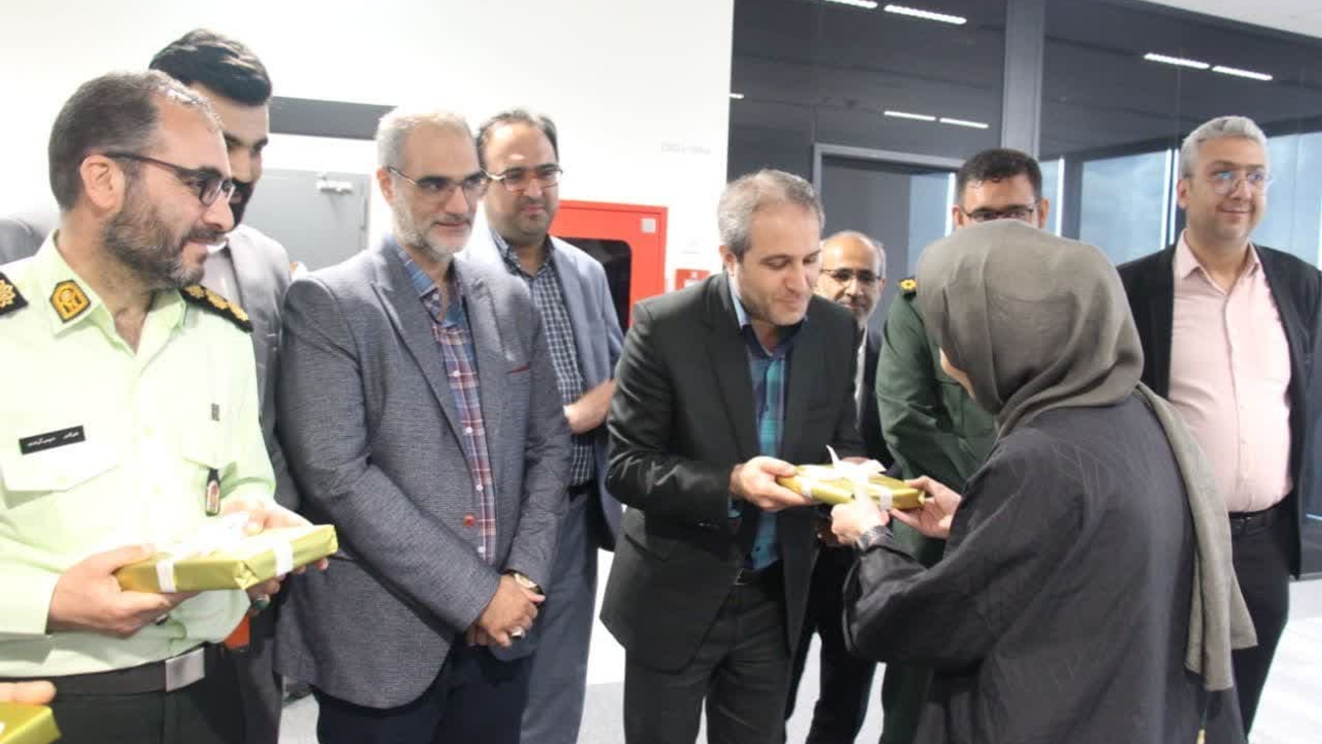 بازدید از شرکت افق تولید دارو و تجیلیل از کارگران